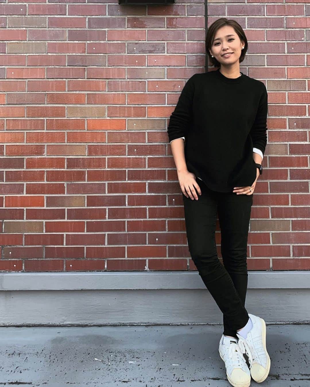 二宮愛のインスタグラム：「こんばんは！歌える喜びに浸る、二宮愛です。 ------✄------ 今日から11月！ 初日からいってきましたよ、レコーディング。  良い作品にする為、色んな人、巻き込んでます！ 巻き込ませて、いただいております！ 実際この写真とるのにだって、エンジニア(普段は違う！なんなら作曲者！)の マルちゃんに手伝ってもらっているわけで…笑  ありがとう！！！！ みんな、ありがとう！！！ ------✄------ 出来ること、一つ一つ、やってくだけ。 本当、ただそれだけ。 ________________ #ootd #blackandwhite #シンプルコーデ #シンプルライフ #シンプルな暮らし #シンプルな生活 #白黒コーデ #adidas #無印コーデ #無印良品 #gap」