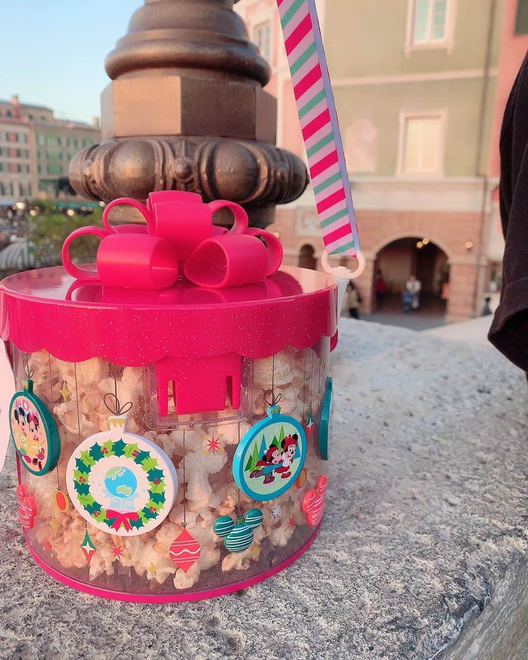 のインスタグラム：「クリスマスのポップコーンバケット買っちゃった🌟🌟🌟 #ディズニーシー #popcorn」