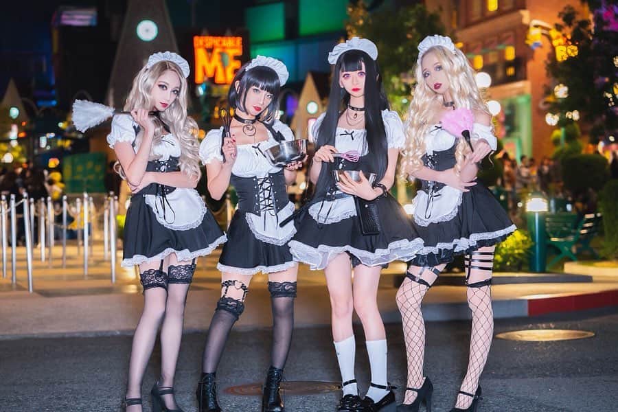 okamotosayaka のインスタグラム：「🥀🥀🥀 . 4姉妹 不良メイド . . 仕事しないけど雇って~！！ . . . . . . . . #halloween#halloweencostume#halloweenmakeup#usj#fashion#cosplay#wig#usjハロウィン#ユニバ#ユニバ仮装#ハロウィンコスプレ#ハロウィン#ハロウィン仮装#ハロウィンメイク#ユニバハロウィン#ホラナイ#メイド服#不良メイド#メイド#コスプレ#仮装#創作コスプレ#ファッション#ユニバーサルスタジオジャパン」