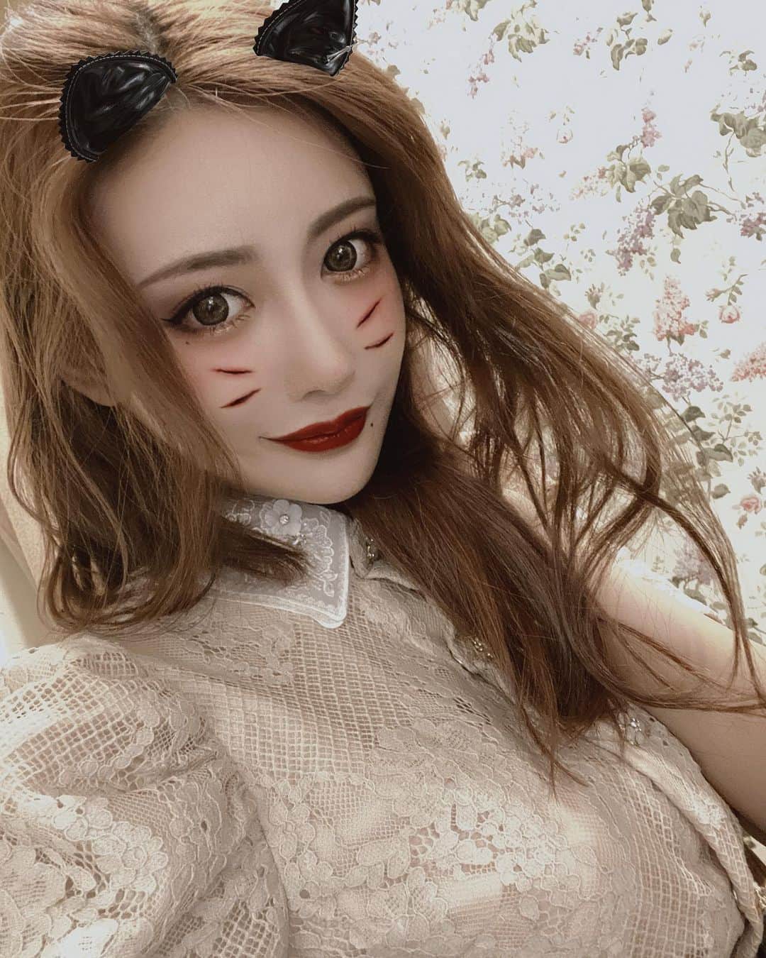 明日花キララのインスタグラム：「明日11/2は109でイベント😈💐 . 1点購入❤︎握手+生写真プレゼント 2点購入❤︎握手+写メ+生写真プレゼント 3点購入❤︎握手+写メ+生写真プレゼント+私物サイン🎁 . ※明日花キララコラボアイテムのみ対象となります。 . 皆さまにお会い出来ることとても楽しみにしています🎀🎀 寒いから暖かくして来るんだよ🥺❤︎ #whipbunny  #Swankiss」