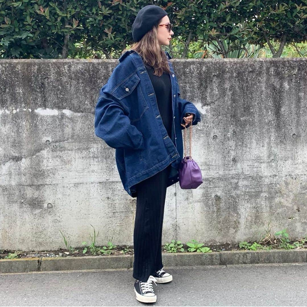 shino_430さんのインスタグラム写真 - (shino_430Instagram)「＿＿＿𓇢 . . いつかのゆるピタ〜 .  @laulen_official のRIBKNIT LONG OPにover denim jk💙 . . . . #laulen_official#fashion#ootd#デニムジャケット#ニットワンピ#シンプルコーデ#低身長コーデ#154cm#大人カジュアル#コンバース#スニーカーコーデ#巾着バッグ」11月1日 22時00分 - shino_430