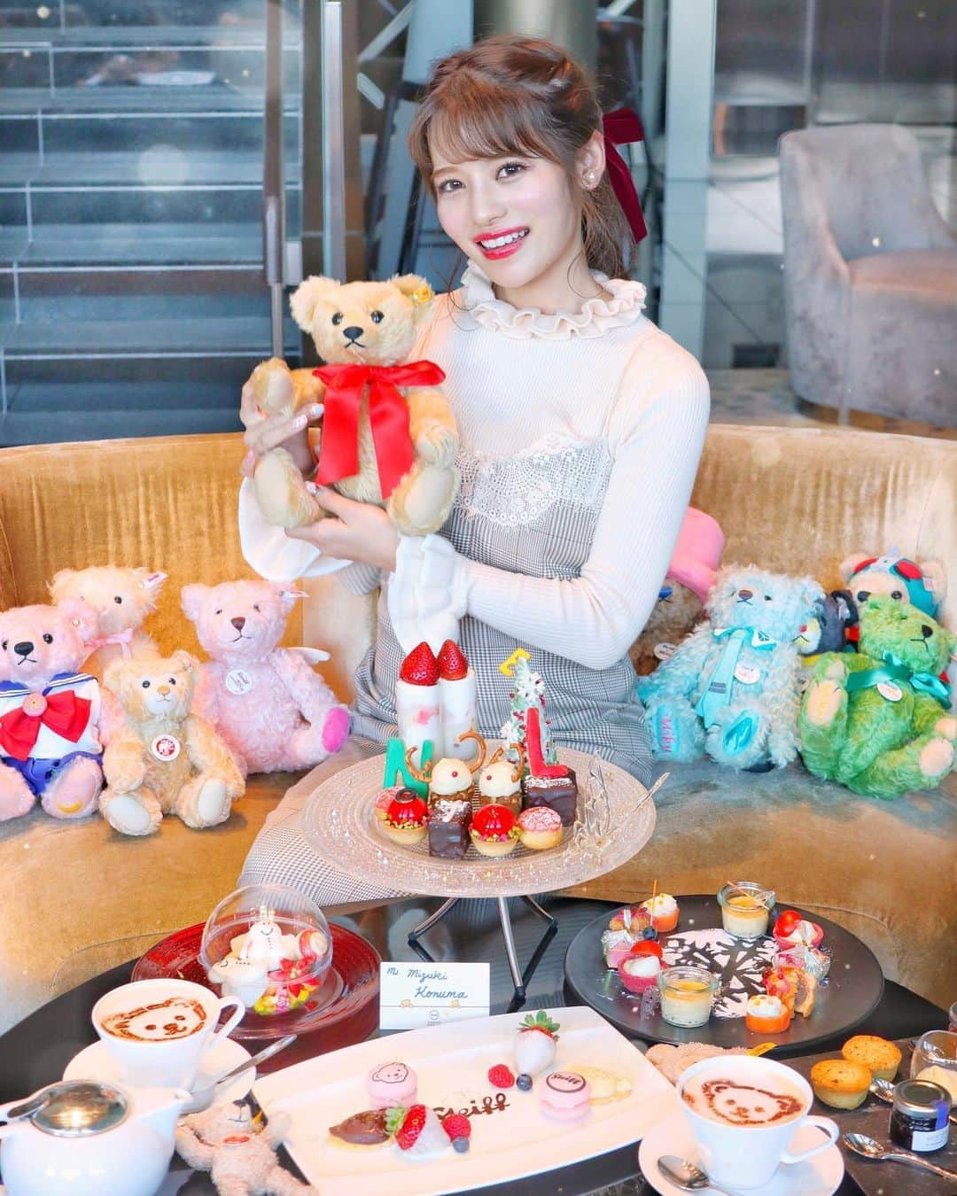 小沼瑞季さんのインスタグラム写真 - (小沼瑞季Instagram)「🧸💕🧸💕﻿ ﻿ 去年行けなかった念願の...☕️💞﻿ シュタイフ✖️Xmasアフタヌーンティー2019🧸🎄💝﻿ ﻿ 豪華でクリスマスらしい﻿ セイボリーやスイーツで可愛くって最高❤️﻿ 特にキャンドル風なショートケーキがすき。🍰﻿ ﻿ くまちゃんのラテを頼むと﻿ シュタイフのスイーツもついてくるの🧁﻿ マカロンや🐻のタルトが可愛すぎる。﻿ ﻿ ﻿ しかもね、スタッフの方が﻿ いろんな種類のテディベアを﻿ お席に運んできてくれるよ🧸❤️﻿ ﻿ ﻿ セーラームーン、CCさくら﻿ 初音ミク、チョッパーなどなど﻿ 日本のアニメとコラボした子がたくさんで﻿ 見てるだけでも楽しかった😂💗💕💗💕﻿ ﻿ ﻿ わたしのお気に入りは🎀のついた﻿ ロングヘアの梅テディベアちゃん🧸﻿ ﻿ ﻿ ちなみにこのアフタヌーンティーセットは﻿ シュタイフのキーリングももらえるの🥰﻿ 大大大満足でした(灬˘╰╯˘灬)♥｡･ﾟ ﻿ ﻿ ﻿ ﻿ #afternoontea#steiff#steiffafternoontea#theprincegallerytokyo#theprincegallerytokyokioicho#シュタイフ#ザプリンスギャラリー東京#ザプリンスギャラリー東京紀尾井町#プリンスホテル#紀尾井町#下午茶#下午茶時間#애프터눈티#みいきのカフェめぐり☕️🍰」11月1日 22時18分 - mizukikonuma