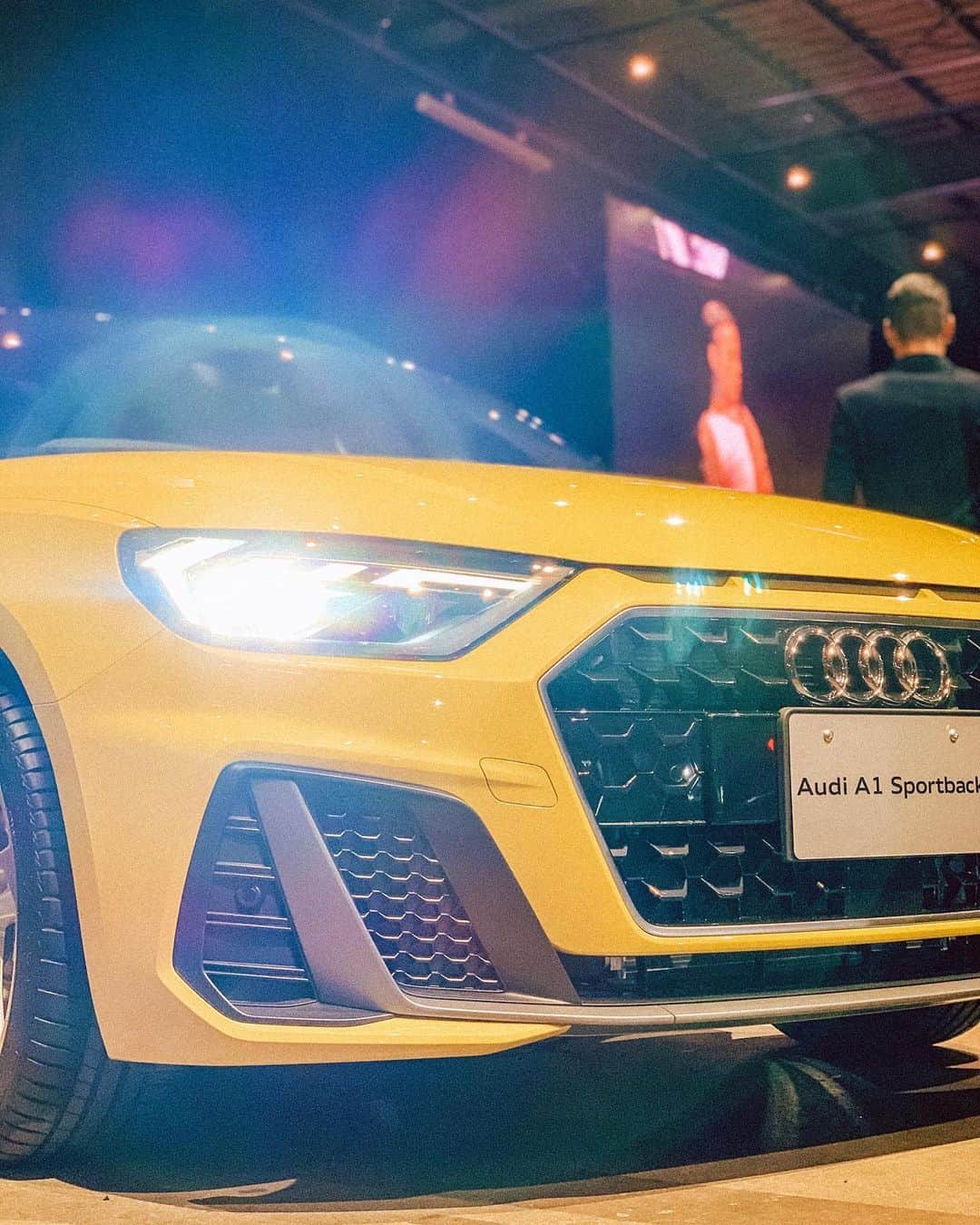 神林真里さんのインスタグラム写真 - (神林真里Instagram)「Audi A1 Press Conferenceにご招待いただき、新しいAudi A1 Sportbackの魅力を紹介していただきました🚖🥂﻿ 8年振りにフルモデルチェンジしたA1は、こんなにコンパクトなのに車内はゆったり快適✨﻿ 先進のアシスタンス&セーフティ機能搭載で安全面も👍👍﻿ 試乗してみたいですね*\(^o^)/*﻿ ﻿ ﻿ ﻿ ﻿ ﻿ ﻿ ﻿ ﻿ ﻿ ﻿ ﻿ #AudiA1 #この世のすべてを楽しみつくせ #pr #audia1sportback #audi #car #drive #アウディ #車 #車好き #ドライブ ﻿」11月1日 22時10分 - maripo_jp