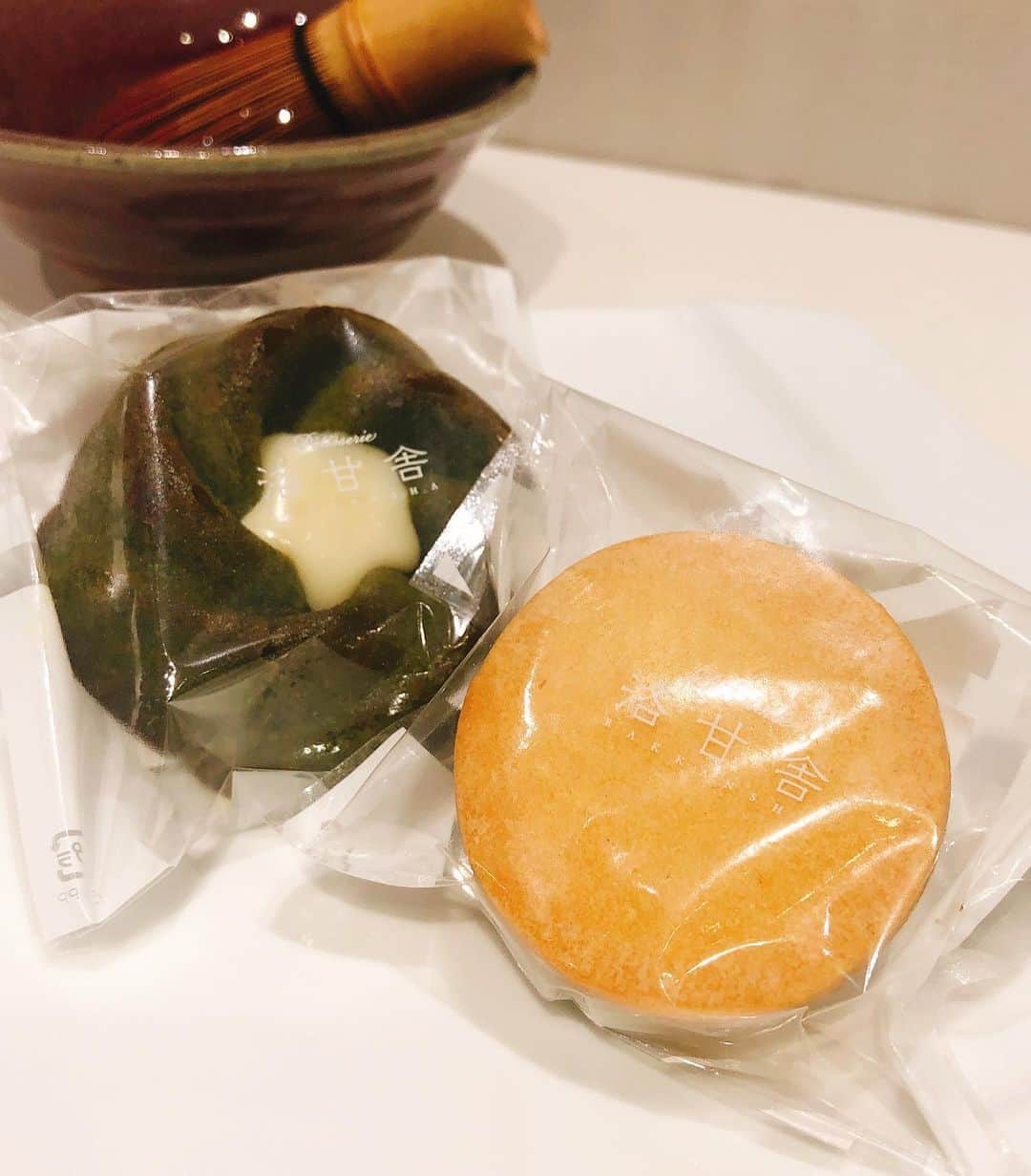パティスリー洛甘舎さんのインスタグラム写真 - (パティスリー洛甘舎Instagram)「. みなさんこんにちは パティスリー洛甘舎です！ . 明日11/2から11/4まで開催されるKARASUMA大茶会に当店も参加しております🍵 . テイクアウトではバターサンド抹茶、フィナンシェ抹茶が各2チケットでお買い求めいただけ、 イートインをご利用の方はテリーヌとお好きなドリンクのセットが8チケットでご利用いただけます！ . 「バターサンド抹茶」 白餡を練り込んだしっとりしたクッキーに分厚くサンドされたほろ苦い抹茶のバタークリームが絶妙な甘さ控えめのバターサンドです🌱 「フィナンシェ抹茶」 バラの形をしたかわいらしいフィナンシェで、中心にはホワイトチョコレートのガナッシュがアクセントになっております。 すごくしっとりとして冷やして食べても美味しいフィナンシェです🌹 . 「抹茶テリーヌ」 生チョコレートのような口どけで濃厚な宇治の抹茶を楽しんでいただける抹茶好きの方にはたまらない一品です🥰 . 是非この機会に、お得にお召し上がり頂けますのでご利用くださいませ💁‍♀️ . 皆様のお越しをお待ち致しております(*´꒳`*) . #パティスリー洛甘舎　#洛甘舎　#大丸京都店 #大茶会　#抹茶　#ケーキ　#デザート　#スイーツ　#カフェ　#和スイーツ　#抹茶スイーツ #京都スイーツ　#京都　#烏丸　#フィナンシェ　#バターサンド　#テリーヌ　#🍵　#patisserie #cake #dessert #cafe #sweets #matcha #카페 #케이크 #디저트 #녹차」11月1日 22時16分 - rakkansha150901