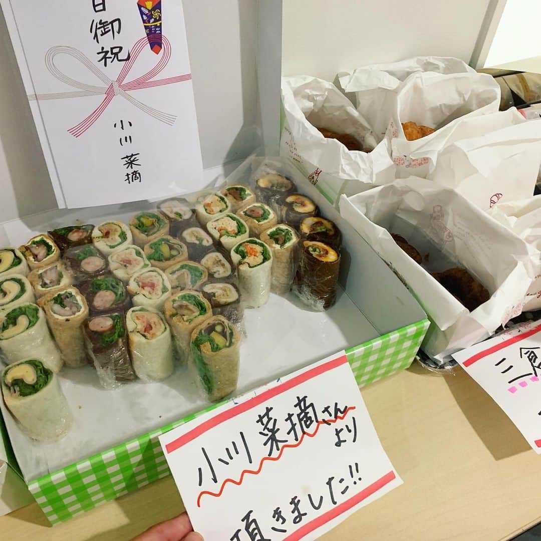 三倉茉奈さんのインスタグラム写真 - (三倉茉奈Instagram)「そして小川菜摘さんからオシャレで美味しいサンドイッチの差し入れ。藤原紀香姉さんから素敵なお花が。嬉しいです。本当にありがとうございます！✨✨✨✨ #放課後の厨房男子 #初日」11月1日 22時23分 - mana_mikura_official