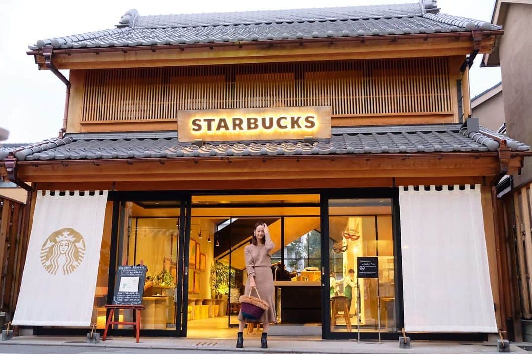 筒井萌子のインスタグラム：「* ふら〜っと川越のお店通りを歩いてたら発見！！ オシャレなスタバ☕京都のと似とる◡̈♥︎ 瑠璃姉と太秦での撮影期間が被ったとき オフ日で歩いていったの思い出した☺️ 落ち着く造りで素敵💕 ・ #筒井萌子 #女優 #actress #モデル #model #岡山  #shooting #instagood #instalike #converse #撮影 #followme #instalike #ゴルフ #ゴルフ女子 #ゴルフコーデ #골프 #좋아요반사 #좋아요그램 #좋아요환영 #데일리그램 #패션 #오오티디 #카페 #THREE #three #クリスマスコフレ　#threeクリスマスコフレ」
