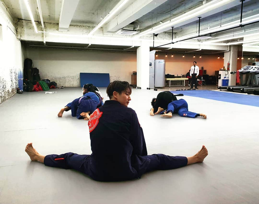 イ・ジュンギさんのインスタグラム写真 - (イ・ジュンギInstagram)「🥋벌써2년..🥋이전하고 더 쾌적하고 좋아진 환경에 함께하는 좋은사람들..운동이 더 재미있어졌네요^^ 다같이 건강한 하루하루 되시길 바라요.🥰 #mob @lee_gyeongsup #bjj 💗🥳🥳💞💯💯💯」11月1日 22時35分 - actor_jg