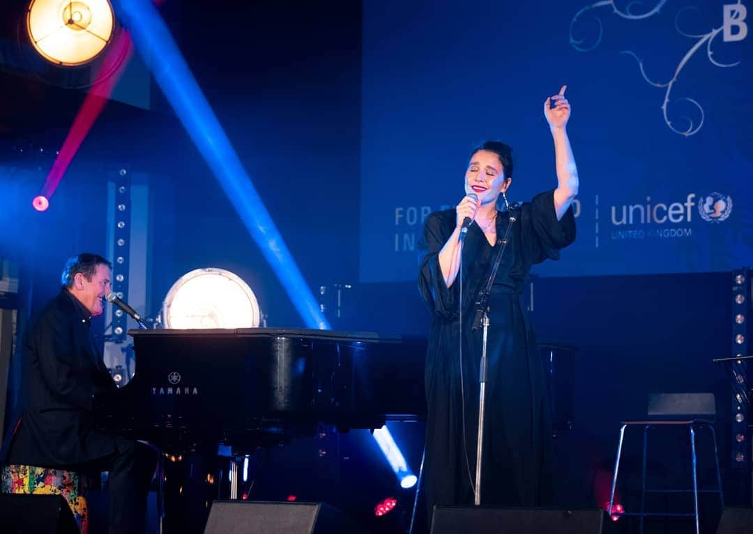 ジェシー・ウェアさんのインスタグラム写真 - (ジェシー・ウェアInstagram)「Was a pleasure to sing at the @unicef_uk Halloween Ball where they raised 250K on the night, to help children all over the world in danger.  And a treat to.sing with @jools.holland.official and the band again! X」11月1日 22時39分 - jessieware