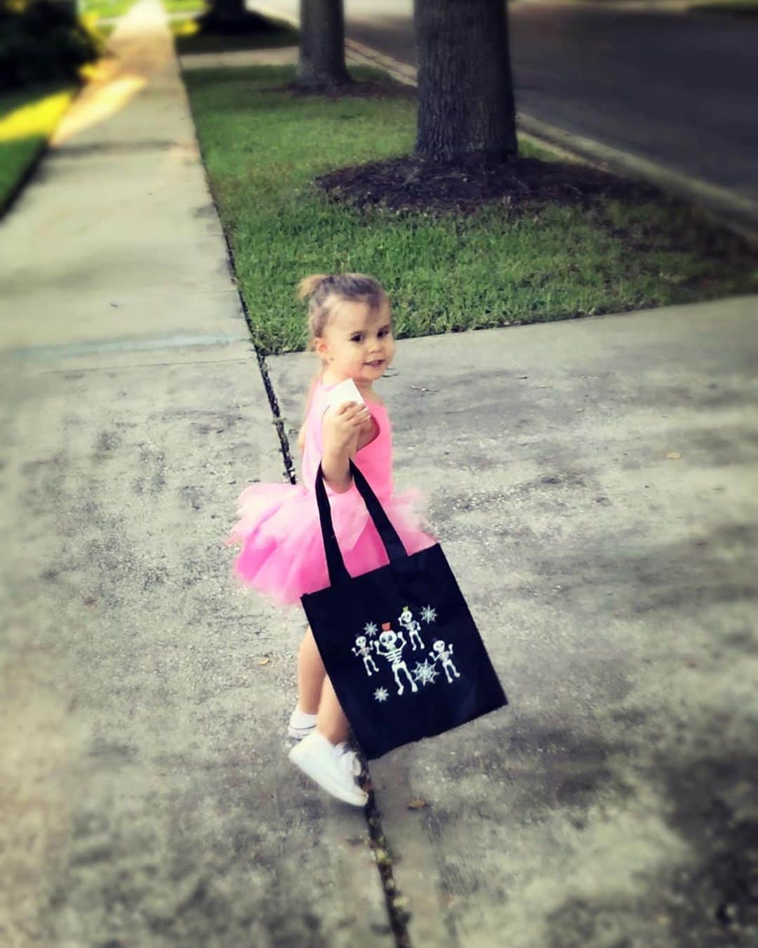 カーラ・モナコのインスタグラム：「My tiny dancer. 🎃💖」