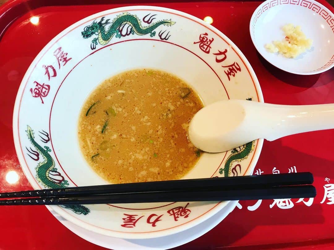 ペギのインスタグラム：「コク旨ラーメン+にんにく #何て読むかわかりません #どこのSAかもわかりません #チャーシューが何枚だったかもわかりません #とんこつかとんこつ以外か #ただわかる事は #にんにくは追加しなくてもかなり入っていた #にんにく臭い人はにんにく臭い人に気付かないらしい #目つぶって刺身食べたら全部一緒らしい #かこすたぐらむ」