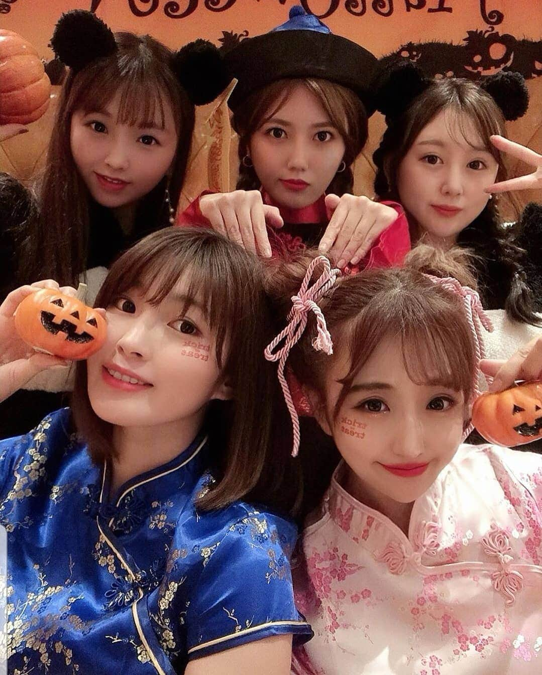 黛実希さんのインスタグラム写真 - (黛実希Instagram)「你好🇨🇳🐼🎀❤️ Happy Halloween❤️❤️❤️ いつもの大すきぴたちとハロウィンしたよ😚 夏は白浜旅行行って予定通りハロウィンも皆でちゃんと出来たーーー🎃🖤 次はクリスマスと温泉🎄♨💋 ほんとにだいすき！いつもありがと😚💕💕💕 * * * #ハロウィン#ハロウィンコスプレ#ハロウィン仮装#halloween#할로윈#할로윈코스튬#할로윈메이크업#万圣节#ヴィーナスフォート#韓国#韓国好きな人と繋がりたい #宇宙少女#ルダ#루다#bts好きな人と繋がりたい #twice好きな人と繋がりたい #いいね返しは絶対#美意識高い人と繋がりたい#교복#교복스타그램 #우주소녀#좋아요그램#팔로우반사#팔로우해요#tiktok#schooluniform#校服 #followforfollo」11月1日 22時46分 - candymiiiki