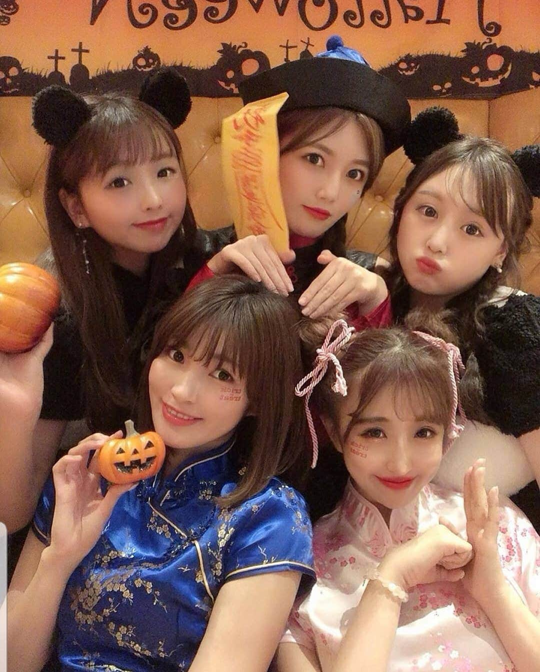 黛実希さんのインスタグラム写真 - (黛実希Instagram)「你好🇨🇳🐼🎀❤️ Happy Halloween❤️❤️❤️ いつもの大すきぴたちとハロウィンしたよ😚 夏は白浜旅行行って予定通りハロウィンも皆でちゃんと出来たーーー🎃🖤 次はクリスマスと温泉🎄♨💋 ほんとにだいすき！いつもありがと😚💕💕💕 * * * #ハロウィン#ハロウィンコスプレ#ハロウィン仮装#halloween#할로윈#할로윈코스튬#할로윈메이크업#万圣节#ヴィーナスフォート#韓国#韓国好きな人と繋がりたい #宇宙少女#ルダ#루다#bts好きな人と繋がりたい #twice好きな人と繋がりたい #いいね返しは絶対#美意識高い人と繋がりたい#교복#교복스타그램 #우주소녀#좋아요그램#팔로우반사#팔로우해요#tiktok#schooluniform#校服 #followforfollo」11月1日 22時46分 - candymiiiki