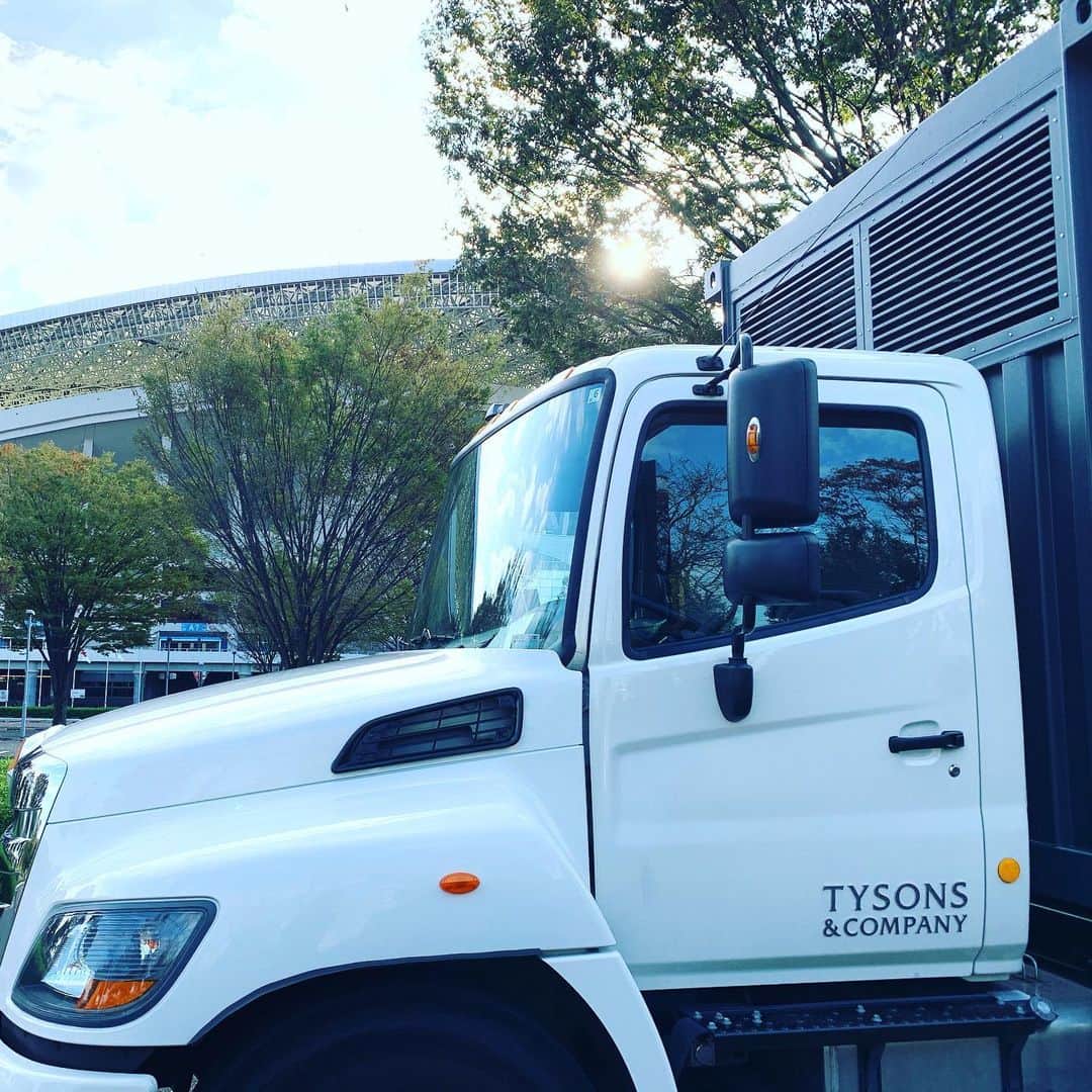 EL★CAMIONのインスタグラム：「. 埼玉スタジアム2002に到着！ この後10:00から『キッチンカーグルメ選手権』で営業スタートします。 . たくさんのキッチンカーがエントリーしてるので、いろいろなフードが楽しめるイベントです。 . 天気も良いので遊びに来て下さい。 .  #elcamion #beertruck #tyharborbrewery #craftbeer #brewery #instabeer #beerstagram #beerporn #beergeek #beerlover #madeintokyo #tysonsandcompany #エルカミオン #ビアトラック #ティーワイハーバーブルワリー #クラフトビール #ブルワリー #インスタビール #ビアスタグラム #クラフトビア  #ビアラバー #天王洲アイル #メイドイントウキョウ #タイソンズアンドカンパニー」