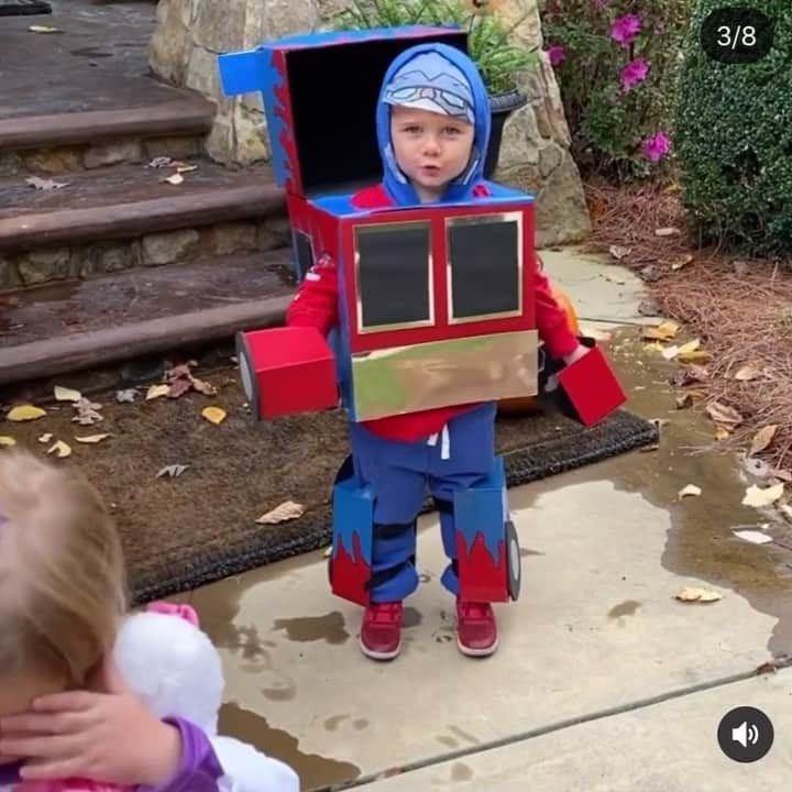 イーライ・リエブのインスタグラム：「This is honestly one of the best things I have ever seen. He wins Halloween, and his mom wins for making this costume.」