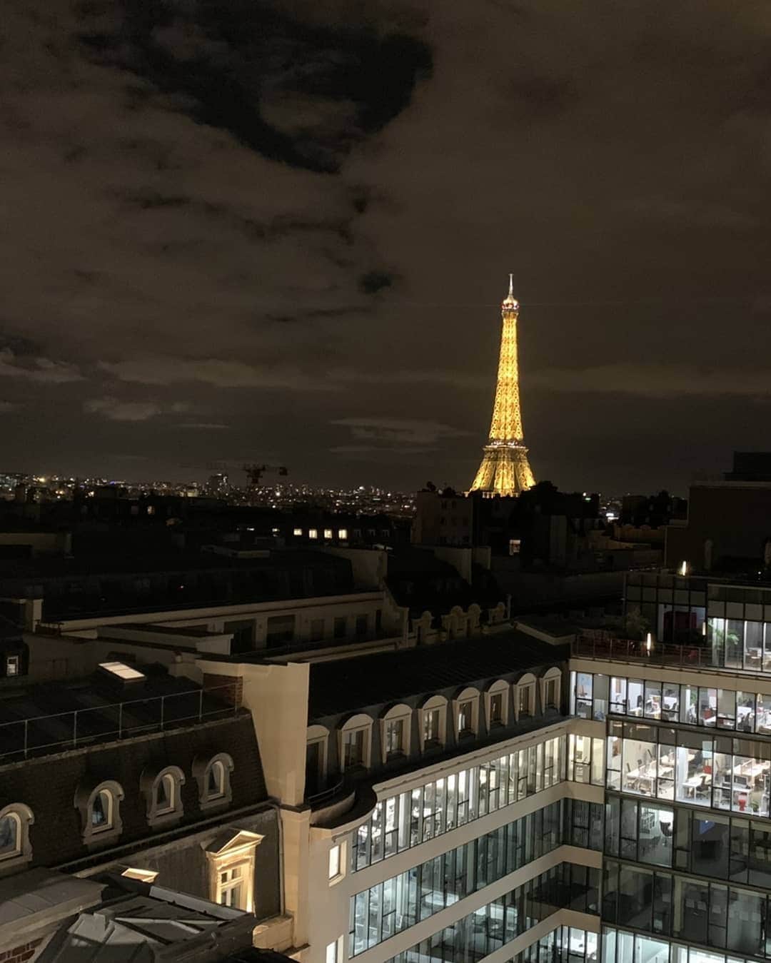 カーラ・デルヴィーニュさんのインスタグラム写真 - (カーラ・デルヴィーニュInstagram)「A night in Paris I will never forget...@olivier_rousteing @balmain #TruthOrDare」11月2日 8時25分 - caradelevingne