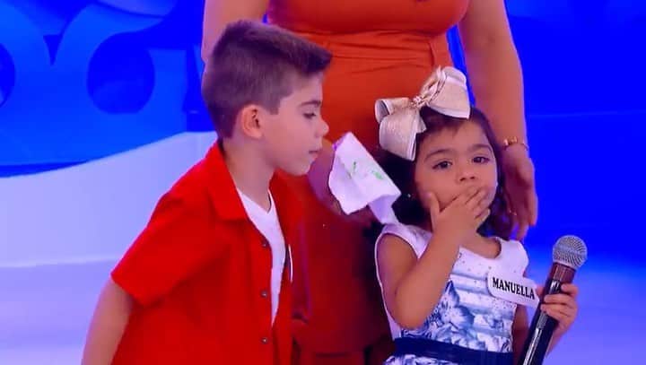 Eliana Michaelichin Bezerraのインスタグラム：「Vem que neste final de semana tem muita diversão e alegria com @whinderssonnunes e “Famosos da Internet”. Espero vcs domingo, às 15h, no SBT. #programaeliana10anos」