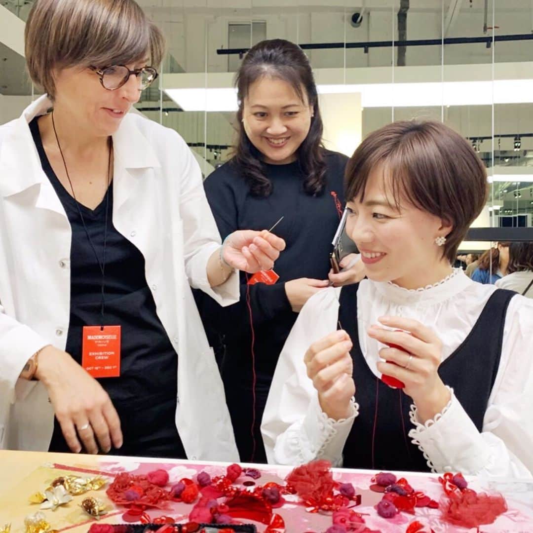 のインスタグラム：「マドモアゼル プリヴェ展 CHANELの展示&ワークショップに参加🌹✨展示された作品は、色・素材・形を間近に見ることができます。ワークショップでは、シャネルの刺繍職人さんと一緒に刺繍体験！シャネルの世界にどっぷり浸れました☺️ #chanel  #マドモアゼルプリヴェ展  #シャネル  #天王洲アイル」