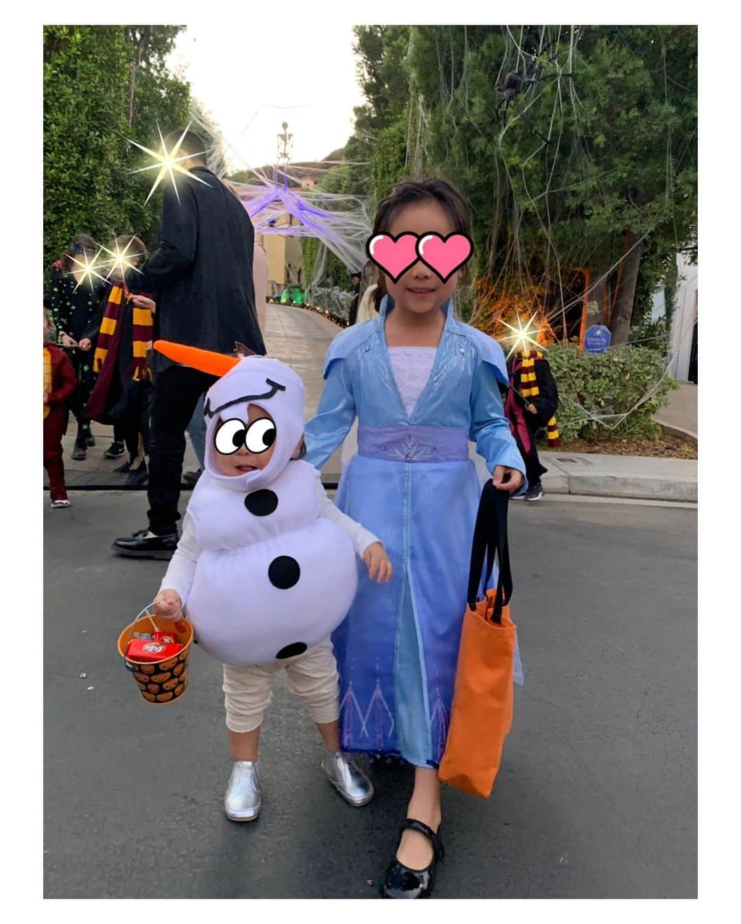 前田健太さんのインスタグラム写真 - (前田健太Instagram)「🎃Happy Halloween🎃 アメリカは昨日ハロウィンでした！ 娘はエルサ👸息子はオラフ☃️ 知人宅でパーティーに呼んで頂き 楽しいハロウィンになりました！ #halloween  #ハロウィン #僕も #仮装して #また悟空に #なろうとしたがやめました #アマゾンで購入した #かぼちゃいっぱいシャツ」11月2日 8時44分 - 18_maeken