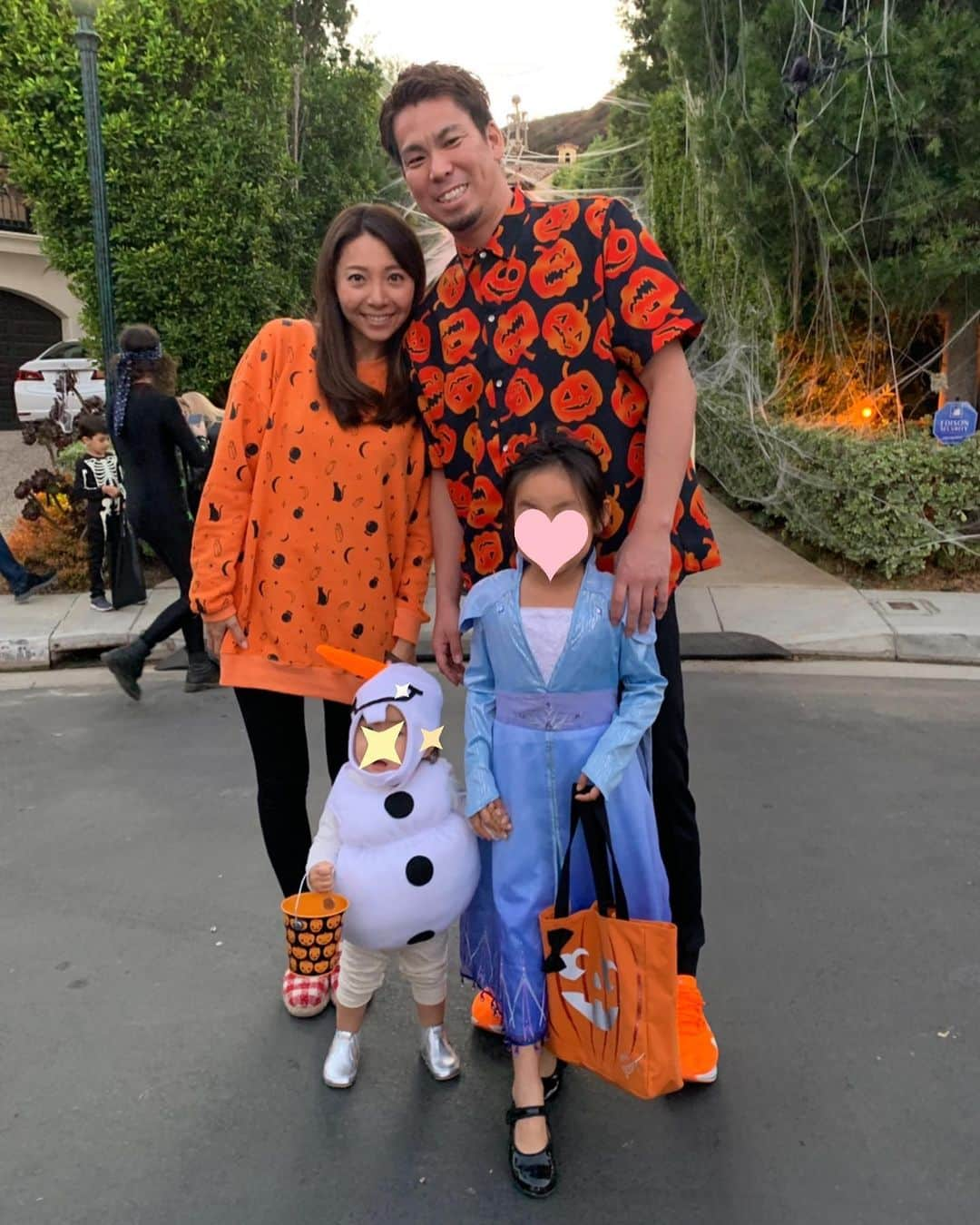 前田健太さんのインスタグラム写真 - (前田健太Instagram)「🎃Happy Halloween🎃 アメリカは昨日ハロウィンでした！ 娘はエルサ👸息子はオラフ☃️ 知人宅でパーティーに呼んで頂き 楽しいハロウィンになりました！ #halloween  #ハロウィン #僕も #仮装して #また悟空に #なろうとしたがやめました #アマゾンで購入した #かぼちゃいっぱいシャツ」11月2日 8時44分 - 18_maeken