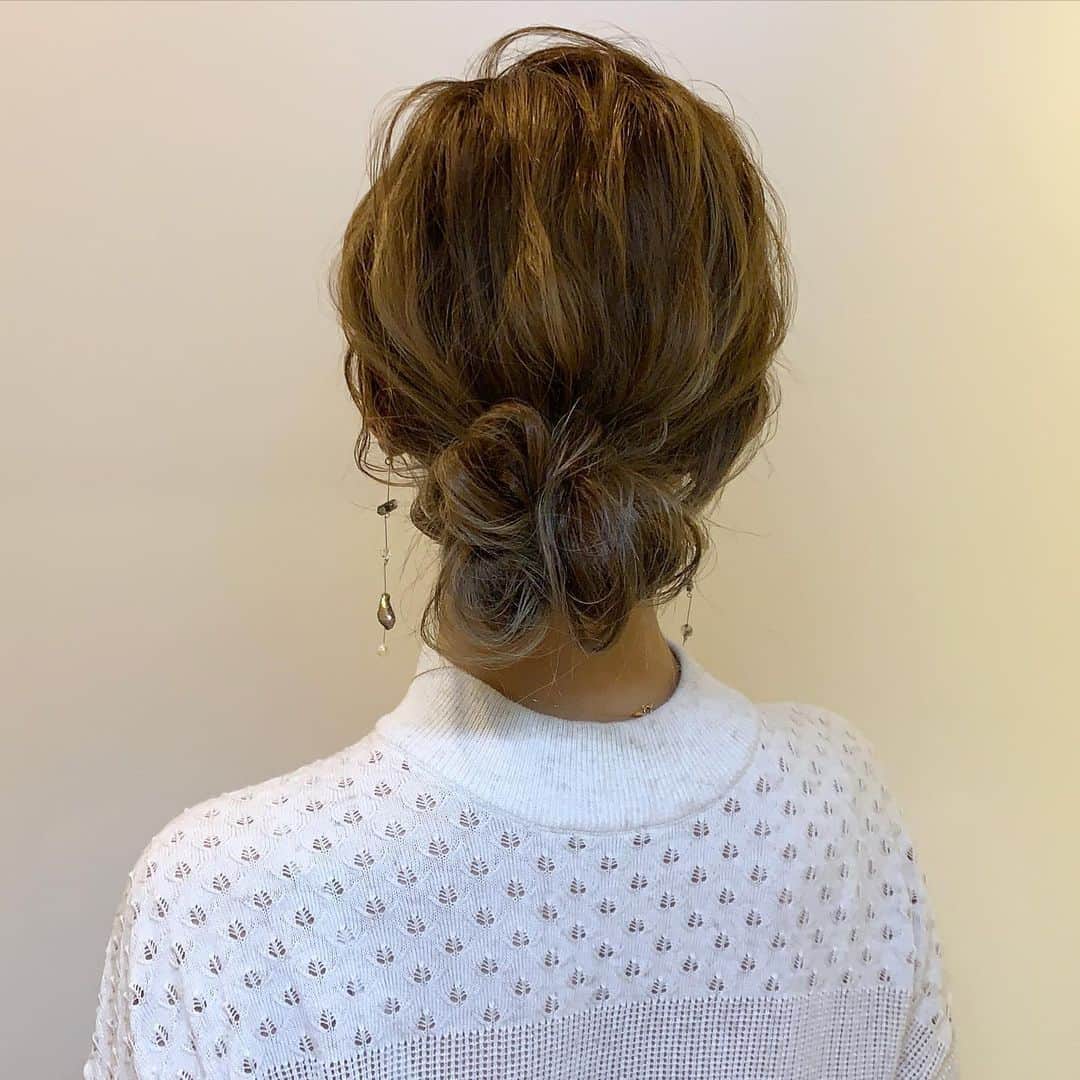 YU-U（工藤由布）さんのインスタグラム写真 - (YU-U（工藤由布）Instagram)「2019,11,02のアレンジ 9:1ローシニヨン☻ 首高い服好きだからやっと着れる気温になってきて嬉しい🙈✨ ピアス… @nood.aoi ・・・ #ヘアアレンジ #uアレンジ #ボブアレンジ #ミディアムアレンジ #ロングアレンジ  #uミディアムアレンジ #hairarrange #hairstyle #tcbsnap #noodaccessory #u和装ヘア #ローシニヨン」11月2日 8時57分 - nyan22u22nyan