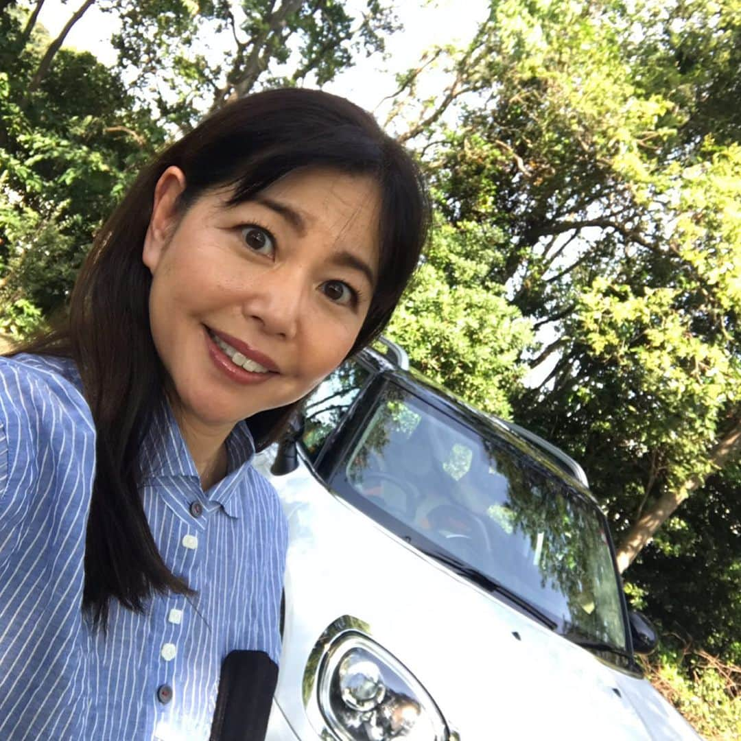 竹岡圭さんのインスタグラム写真 - (竹岡圭Instagram)「メルセデスベンツEQCに乗ってきましたー🤗日本で販売されるメルセデスベンツブランドのクルマとしては、初のフル電気自動車😉内燃機関で走るメルセデスベンツといい意味で違和感がないEVに仕上がってましたよー😊 EVというと、シュッとした未来的なイメージが今までは強かったですが、EQCは全体に柔らかな印象で、人に寄り添うEVなのかなーって感じか致しました🤗 詳しくはモーターマガジンムービーでね💖 https://www.youtube.com/user/motormagazinemedialo」11月2日 9時09分 - kei_takeoka