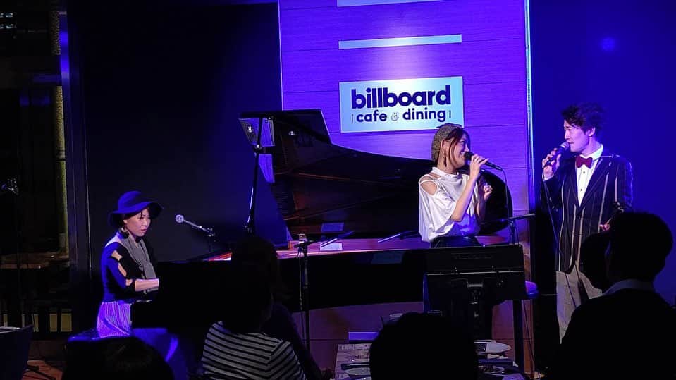 宮本美季のインスタグラム：「Thank you for coming last night❤️😍昨日のbillboard cafe、お越し頂きありがとうございました😊素敵な空間だったなぁ。貴奈さんと大さんと、回数を重ねるごとにますます１つになって行く❤️今後もどうぞご期待ください😏😏😉 初お披露目の新曲も大成功。大切に育てて行きます👍  #billboardcafe #宮本貴奈 #伊藤大輔 #宮本美季 #いい加減ユニット名決めなきゃ」