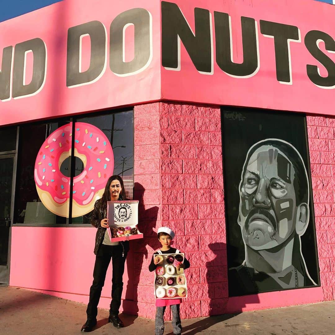 鈴木一真さんのインスタグラム写真 - (鈴木一真Instagram)「Trick or Treat⚡️ ドーナツを1ダースいただきました🍩 We got a dozen donuts‼︎ #HappyHalloween #TrickOrTreat #DannyTrejo #Donuts」11月2日 9時11分 - _kazumasuzuki_