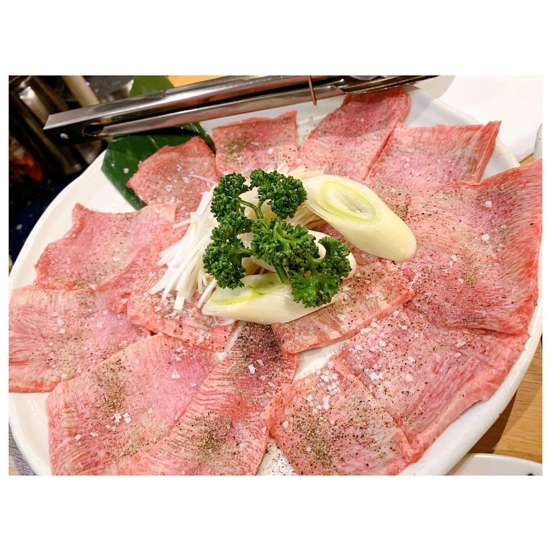 のインスタグラム：「昨夜はラッキー焼肉🤞 仕事で頭カチカチ、しかもちょっとイラっとする事もあったりしてた時の急なお誘い。 しかも、予約がなかなか取れない金龍山。 ラッキーでしかない。 お肉は美味しいし、くだらない話しかしてないけど、なんか凄く楽しい会だったな。 写真は肉とのぶしかないww。 店に行ったらキック朝活で会った２回目ののぶがいたぱてぃーん。 キック🥊の昨日は全身 @carpediembjj_girlz で。 沢山食べて、笑って、帰りはちょっとウォーキング＆ランして。 ストレスやイライラはそうやって忘れて解消するのが一番だね😜 Thanks Princess👸💕w」