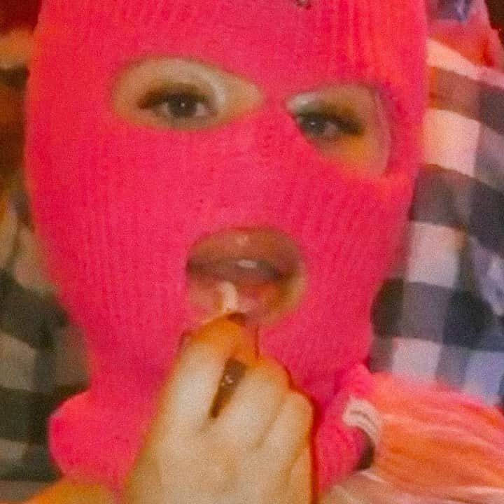 シエラ・ラミレスのインスタグラム：「sprang break 4everrrrr👽🐬🌺🍹🦄🔫 ....more like halloweek forever...anyone else relieved that halloween’s over? lmao」