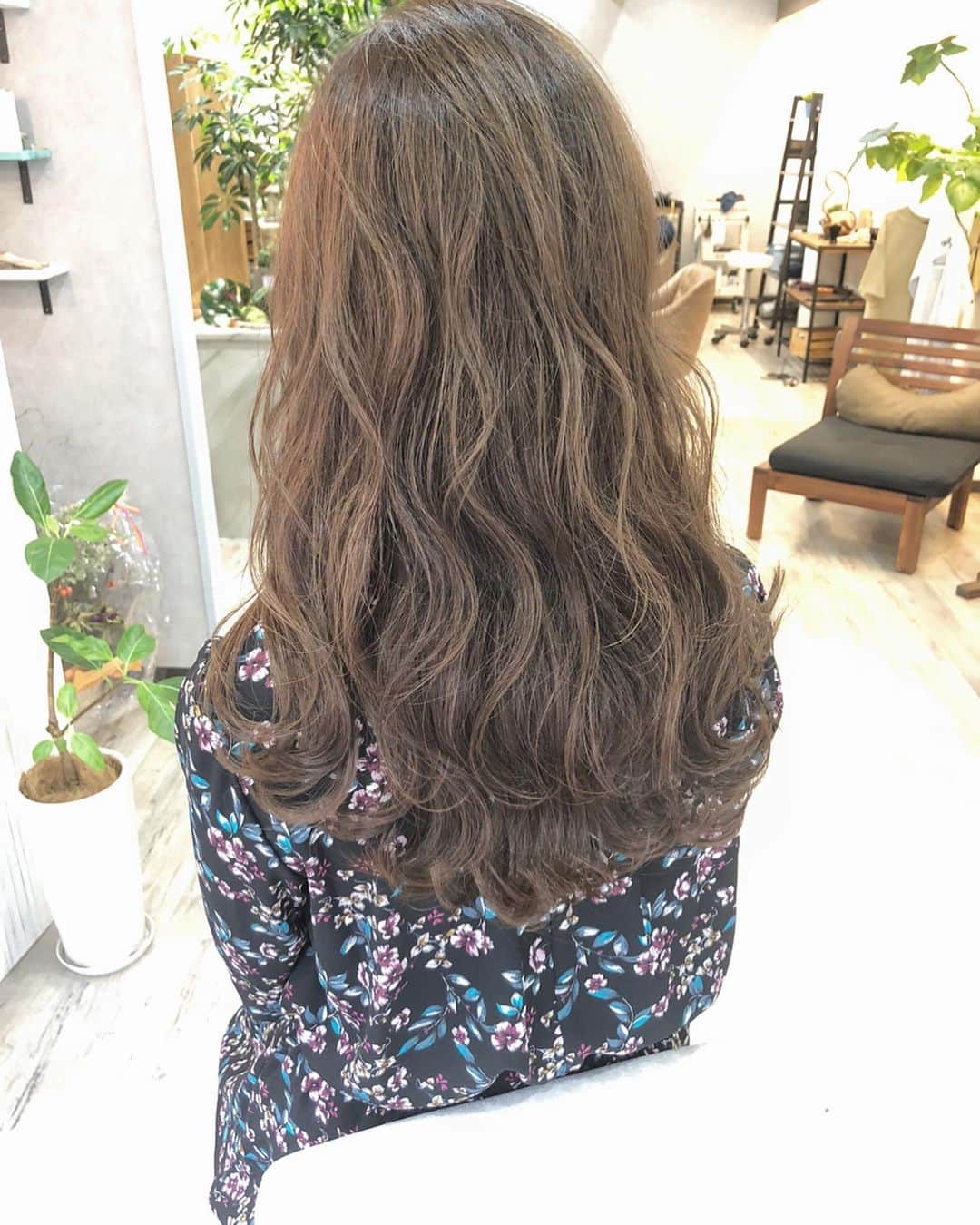 のインスタグラム：「ブリーチなしオリーブベージュ🙆‍♀️✨ ゆみこさんいつもありがとうございます🙇‍♂️✨ ・ ・ 【ご予約方法】 ご予約時にLINE @にて ・料金の事前提示 ・所要時間の事前提示 ・このカラーはどのメニュー選べばいい？ などお気軽にご相談下さい🙇‍♂️ ご予約はこちらのLINEからお願いします♪ LINE ID 【@ekm1861m】 LINEのID検索より検索してください 最初の＠マークを忘れずに入れてください。 わからない場合はInstagramのDMをご利用下さい。 ・ ・ ・ #オリーブアッシュ #オリーブベージュ #大人可愛い #オリーブグレージュ #ミルクティーカラー #グレージュ #アッシュ #ベージュカラー  #透明感カラー #マットベージュ  #姫路駅 #姫路 #高砂 #加古川 #himeji  #姫路美容院 #高砂美容院 #加古川美容院 #カーキベージュ #ハイライトグラデーション #ヘアアレンジ #カーキグレージュ  #バレイヤージュ #オリーブカラー #ミルクティーブラウン #ハイライト #ハイライトカラー」