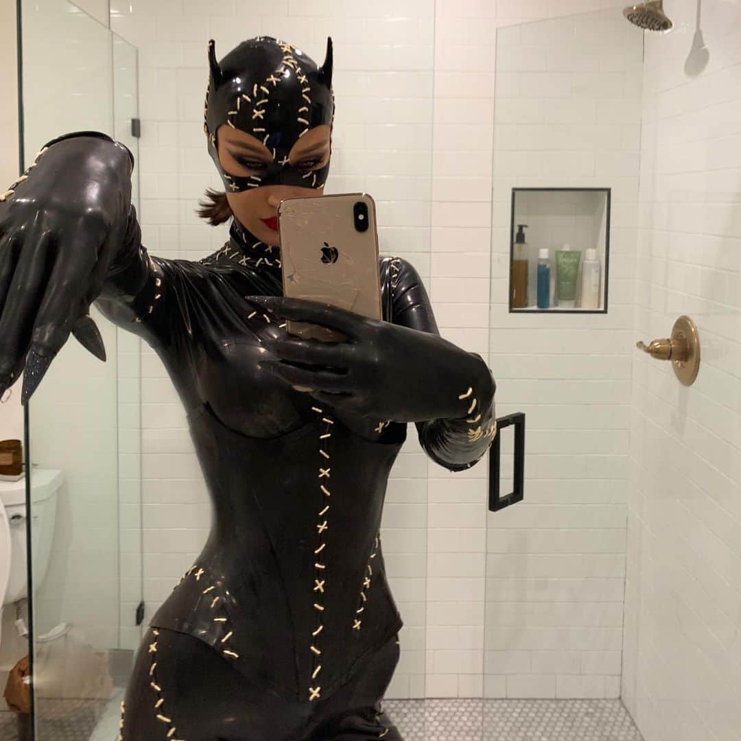 ベラ・ハディッドさんのインスタグラム写真 - (ベラ・ハディッドInstagram)「The thought of busting Batman makes me feel all...dirty....maybe i'll just give myself a bath right here...」11月2日 9時40分 - bellahadid