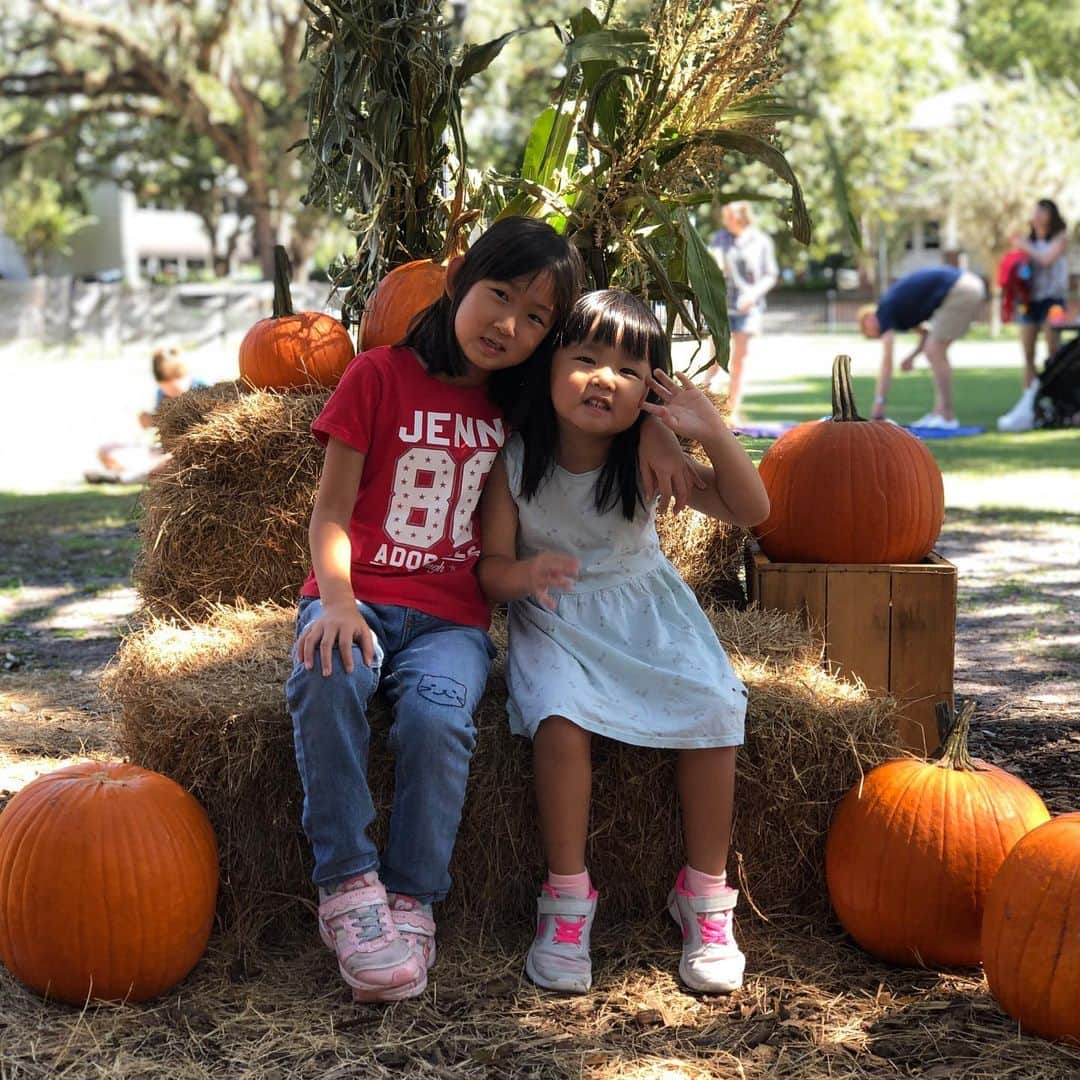 フロリダさえさなのインスタグラム：「Halloween 2019🎃  今年は近所を中心にまわりました✨ゲームしながらお菓子もらってさ、最高のイベントだな😁 さな、気分はスーパーマン、でも飛べないのよ。足グキッてなってた😅 ママは衣装チクチク縫ったり睡眠不足。毎年おつかれさま。ありがとう😊」