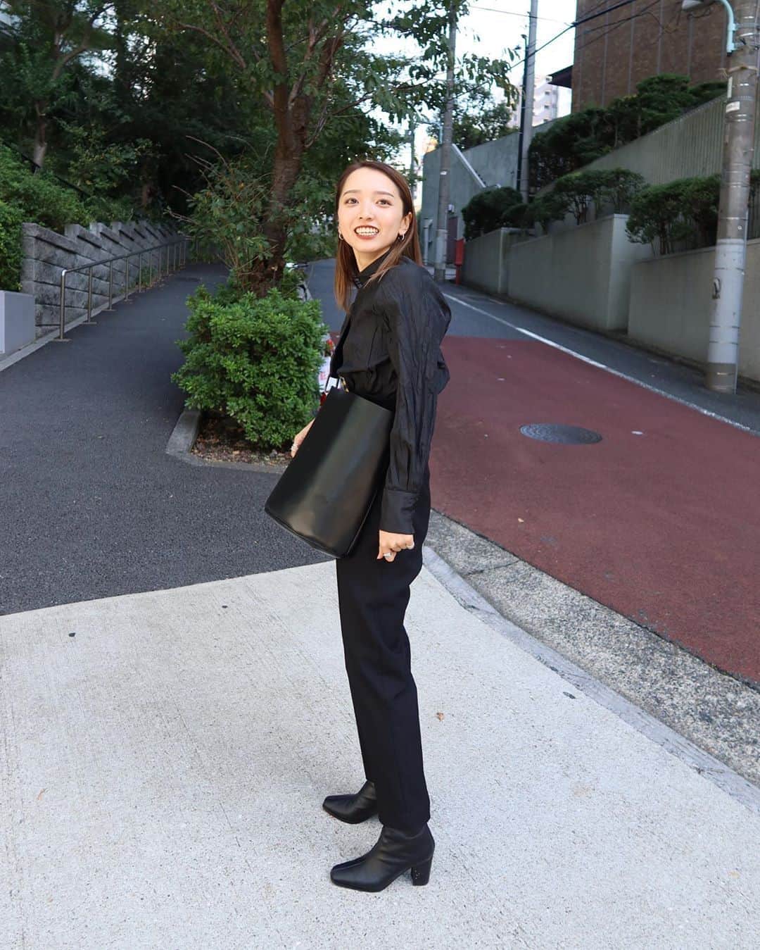 かんだまのインスタグラム：「今日のお昼。昼飯は最低週1カップラーメン🍜 服どこのか書こうとした今、全身 @rim.ark だったことに気付いてびっくりだしちょっと恥ずかしくなったw #お尻のなさ 写真を撮ってくれた後輩のデニムがいい味だしてたからのせとく👖5年かけてここまできたらしい。 #リジットからの成長力 . 1週間お疲れ様でした🐒 #だま服」
