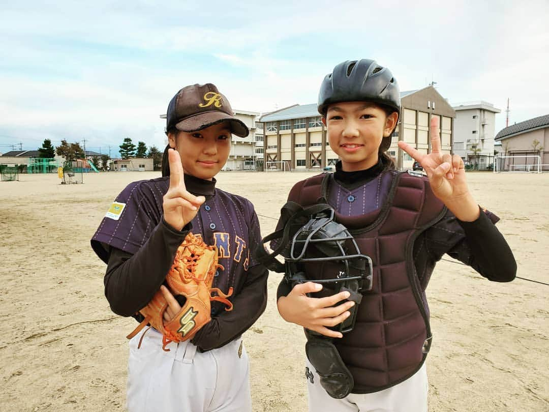 飯田嘉太さんのインスタグラム写真 - (飯田嘉太Instagram)「今週のイイダスポーツは 木曳野ジャイアンツの女の子バッテリーでした⚾  ピッチャー･熊倉怜美さん＆キャッチャー･髙木羽依さん☺  ②人は幼馴染でチームの主軸👍 四六時中野球の事を考え会話も野球⚾  放送ではお伝えできませんでしたが 尊敬するのはアノ星稜の奥川＆山瀬バッテリー🌟  境遇も似てますね😍  解説の武田勝さんも大絶賛でした👏  これからも野球好きのまま突き進んで下さい✨  #野球 #少年野球 #女子野球 #木曳野ジャイアンツ #ジャイアンツ #幼馴染 #バッテリー #尊敬するのは奥川＆山瀬 #仲良し #野球好き #部員大募集 #気になる方は木曳野ジャイアンツで検索」11月2日 0時52分 - kabuto_iida