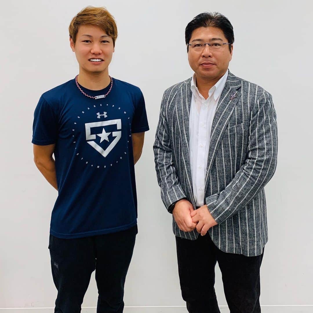 AKIのインスタグラム：「元ヤクルトスワローズ監督の真中さんと動画を撮影させていただきました📸 . 動画は是非YouTubeで見てください〜👍 . 今までで一番豪華なゲストで緊張しました😂 . #野球　#プロ野球　#YouTube」