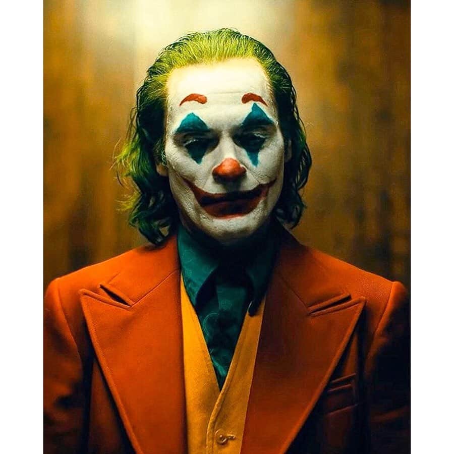 のインスタグラム：「映画「JOKER」🤡✨ 春に予告を観たとき、予告なのに恐ろしく心が震え、ずーっと公開を楽しみにしていました…⭐️ ホアキン・フェニックス、本当に素晴らしかった🌸✨ 1度目を観てから少し時を置けたので、今月、もう一度いってきます🎬✨ 来年のアカデミー賞。 きっと彼は、文句なしのオスカーを手にするのでしょう🏆✨ 素晴らしかった…🌸✨ #joker #ジョーカー #joaquinphoenix  #ホアキンフェニックス #putonhappyface #階段で踊りだすころには何故かこちらも爽快にすらなっていた #素晴らしかった #heisamazing  #kitakimayu #キタキマユ」