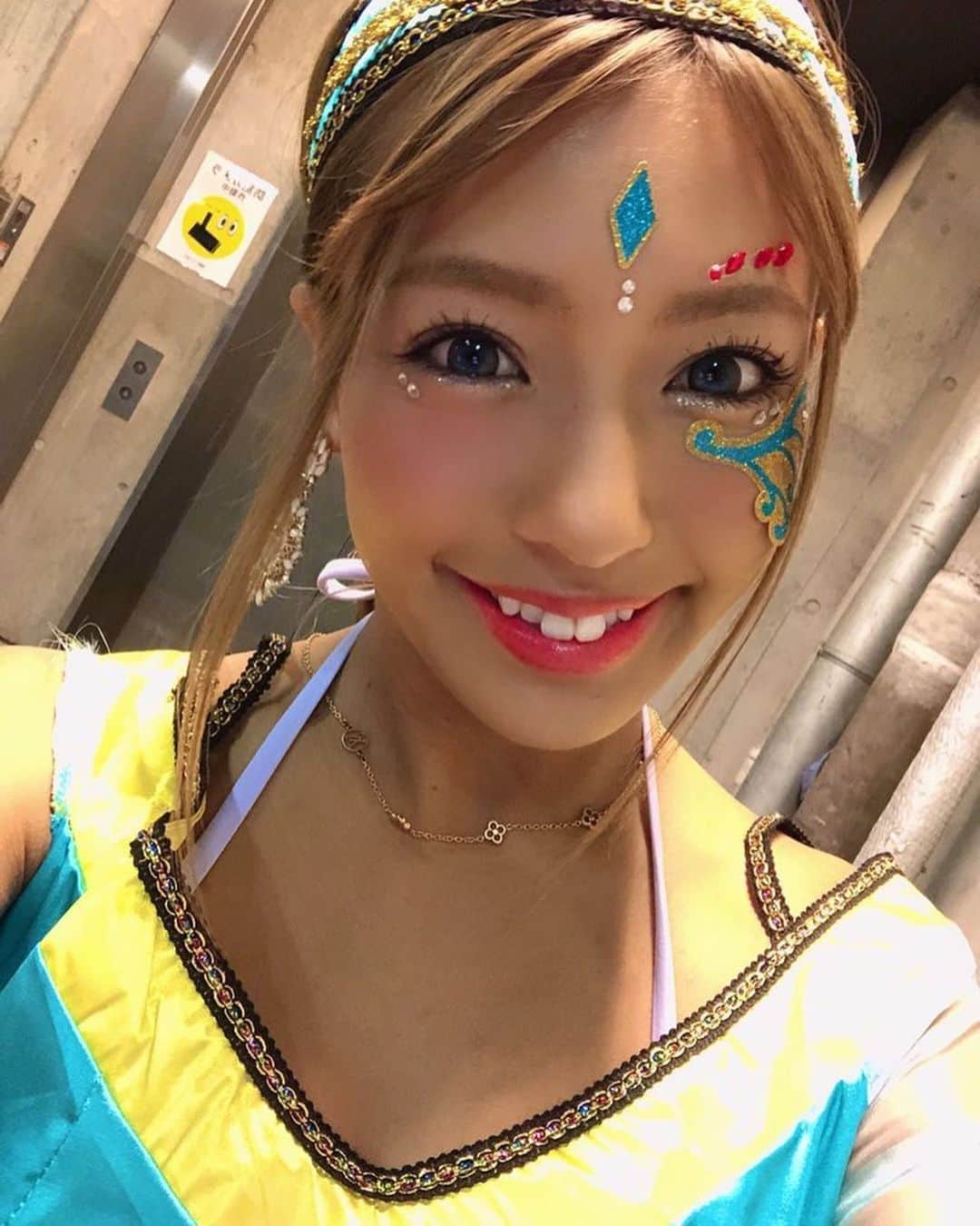 橋本梨菜さんのインスタグラム写真 - (橋本梨菜Instagram)「昨日は　#アルティメットハロウィン2019 お越しくださった皆様ありがとうございました！渋谷凄い人でした😵💗sherbetはジャスミンしたよ 思いっきり踊ったら袖がビリビリって破れたから梨菜だけ片手ない笑 寒い中チェキ会も並んでくれてありがとうございました😊  アラジンどこにいるの〜🧞‍♂️！？」11月2日 1時04分 - hashimoto_rina_