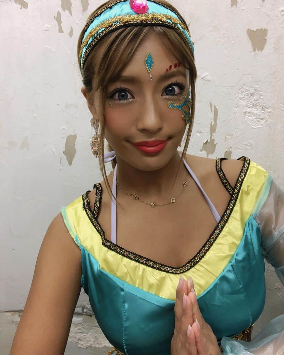 橋本梨菜さんのインスタグラム写真 - (橋本梨菜Instagram)「昨日は　#アルティメットハロウィン2019 お越しくださった皆様ありがとうございました！渋谷凄い人でした😵💗sherbetはジャスミンしたよ 思いっきり踊ったら袖がビリビリって破れたから梨菜だけ片手ない笑 寒い中チェキ会も並んでくれてありがとうございました😊  アラジンどこにいるの〜🧞‍♂️！？」11月2日 1時04分 - hashimoto_rina_