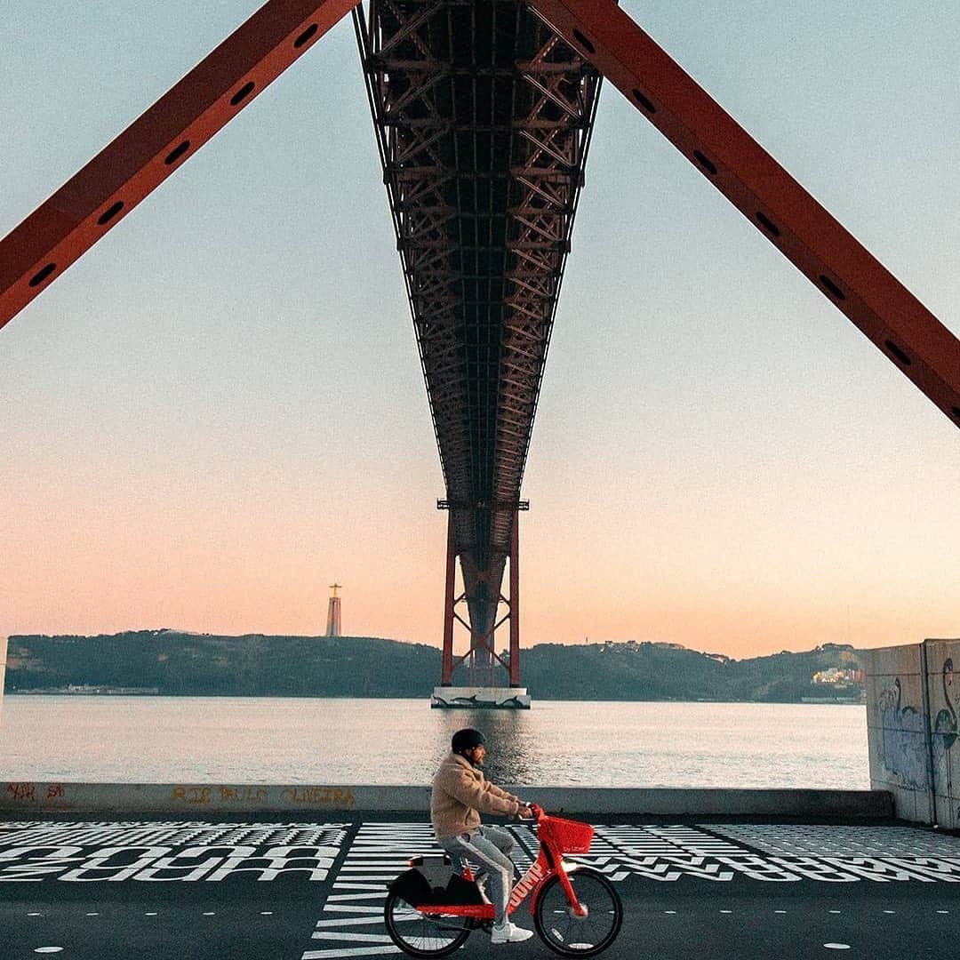Uberさんのインスタグラム写真 - (UberInstagram)「The early morning commute in Lisbon.  Across Europe, people are embracing @jumpbyuber. In London, 60,000 people have taken their first trip and in Paris a million trips have been taken in just five months.」11月2日 1時00分 - uber