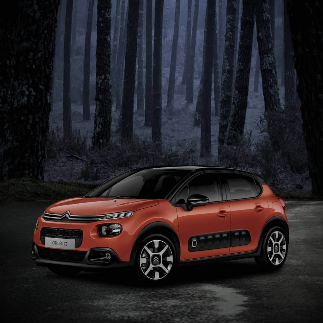 Citroënさんのインスタグラム写真 - (CitroënInstagram)「Thrilling beauty from every angle ✨ #CitroënC3 #Halloween #TrickorTreat #HappyHalloween #Halloweendecor #Halloweenweekend #Halloweennight #HalloweenFun #InstaCars #CarsOfInstagram」11月2日 1時12分 - citroen