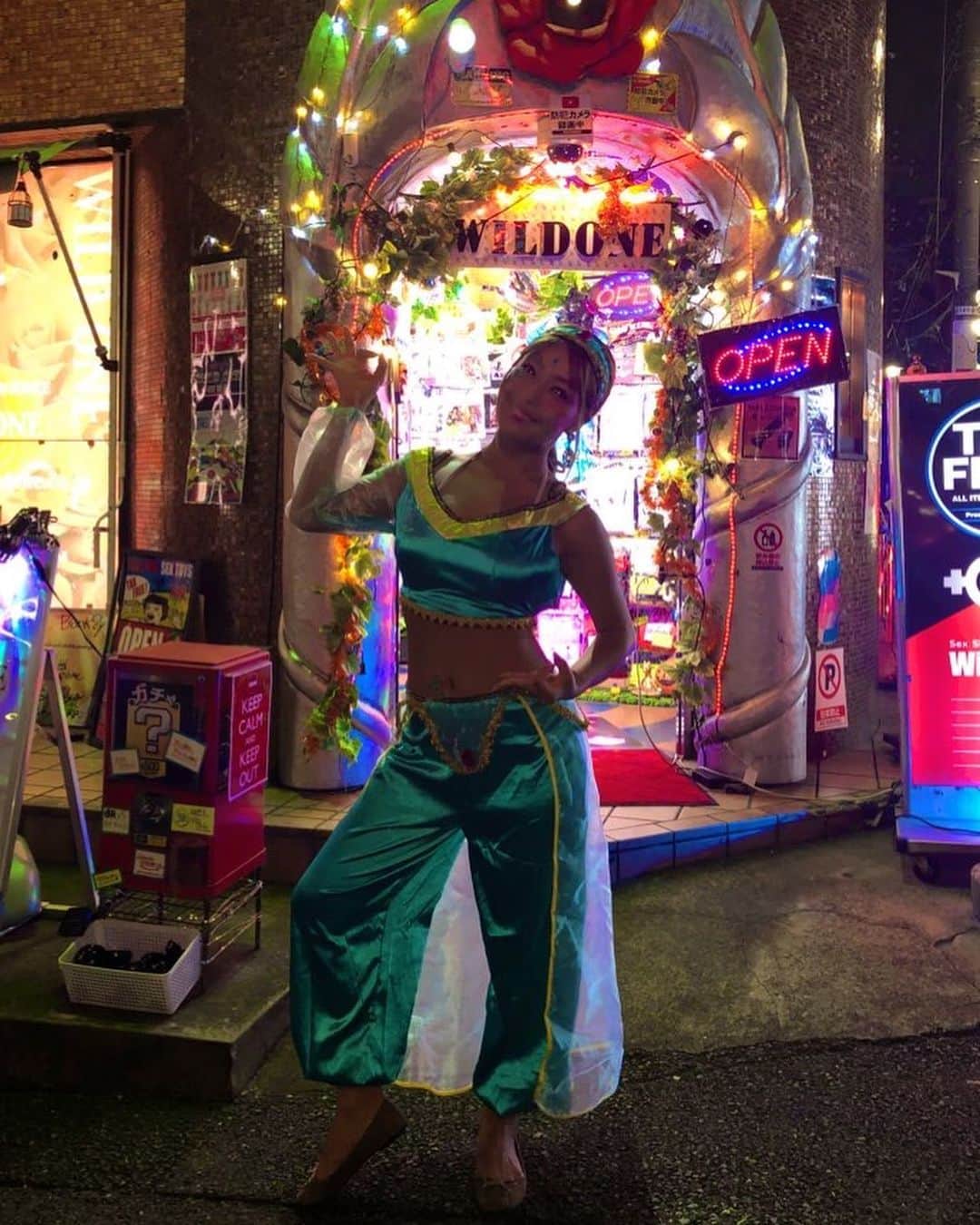 橋本梨菜さんのインスタグラム写真 - (橋本梨菜Instagram)「なぞに　えっちなお店の前で ジャスミン🧞‍♂️🧞‍♂️🧞‍♂️💗」11月2日 1時05分 - hashimoto_rina_