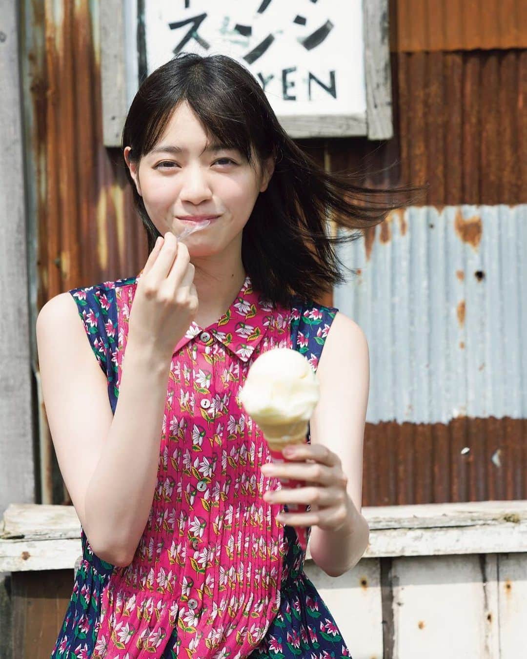 週刊少年マガジンのインスタグラム：「発売中の #マガジン 48号、巻頭グラビアは  #西野七瀬 さん！  #乃木坂46 を卒業し、女優業へと。『あなたの番です』で殺人衝動を抑えられない役を演じ、その実力を世に見せつけた。新しい世界で冒険を続ける西野七瀬の旅立ち。  撮影 / Takeo Dec. スタイリング / 牧野杏子 ヘアメイク / 田村直子 デザイン / 坂上和也（ banjo ）」