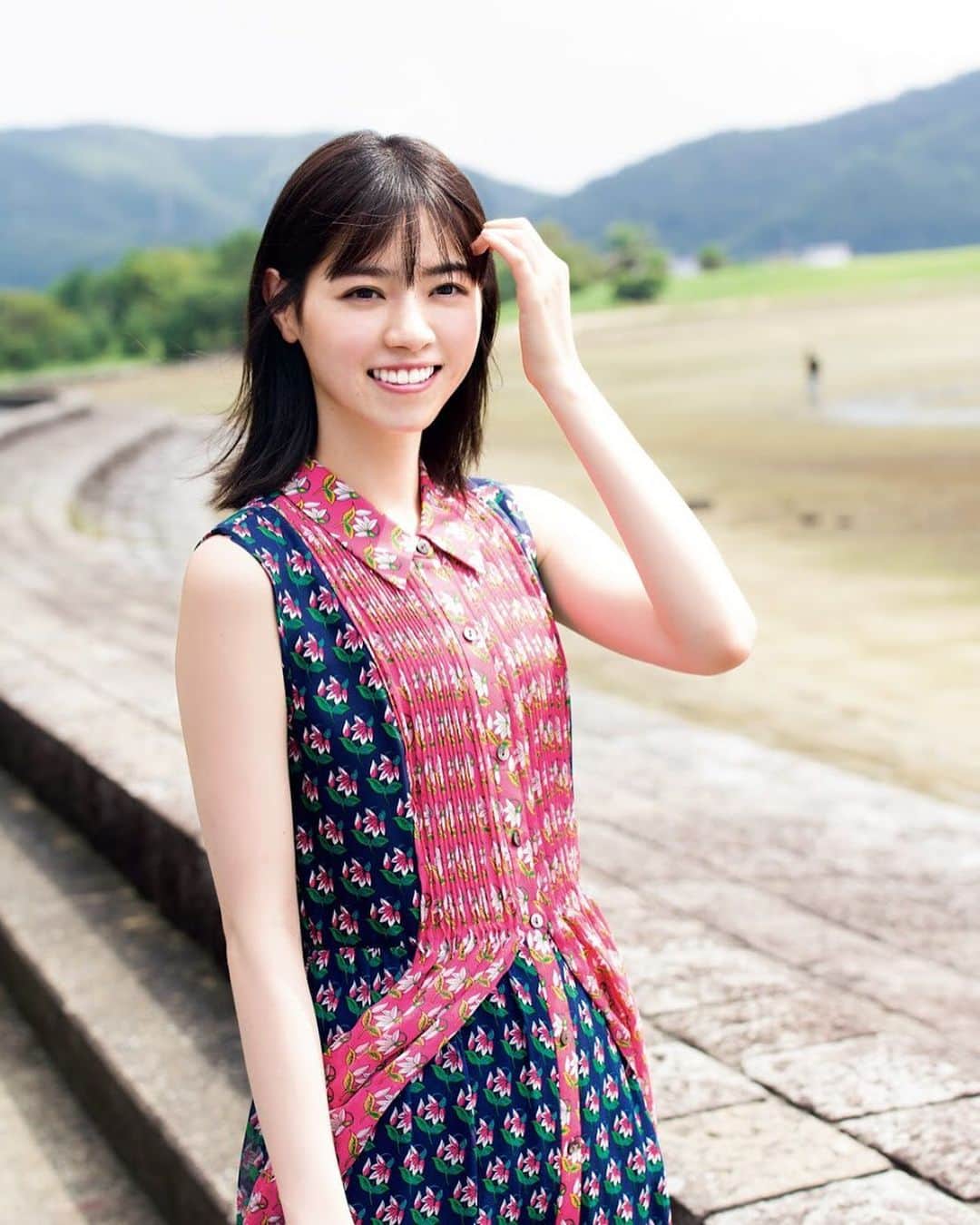 週刊少年マガジンのインスタグラム：「発売中の #マガジン 48号、巻頭グラビアは  #西野七瀬 さん！  #乃木坂46 を卒業し、女優業へと。『あなたの番です』で殺人衝動を抑えられない役を演じ、その実力を世に見せつけた。新しい世界で冒険を続ける西野七瀬の旅立ち。  撮影 / Takeo Dec. スタイリング / 牧野杏子 ヘアメイク / 田村直子 デザイン / 坂上和也（ banjo ）」