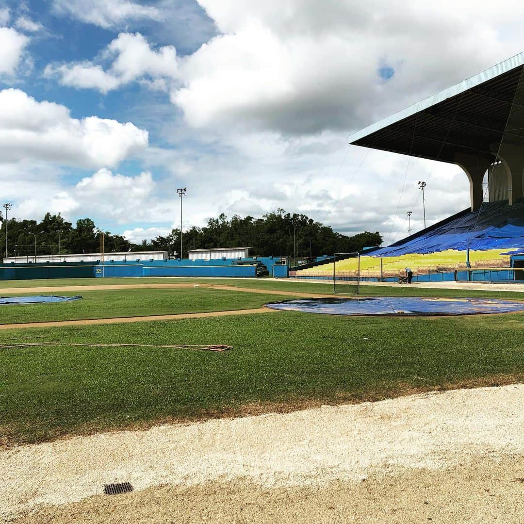 鈴木優さんのインスタグラム写真 - (鈴木優Instagram)「ホームの球場行ってきました🇵🇷 名前が無事３人とも入ってましたー安心😉  四枚目はイグアナと見つめ合うTさん🤣  #イグアナ #これは小さい方 #そこらじゅうにいる #ロッカー座ったら #T岡田　さんと #膝ドン」11月2日 1時20分 - suzuqgram