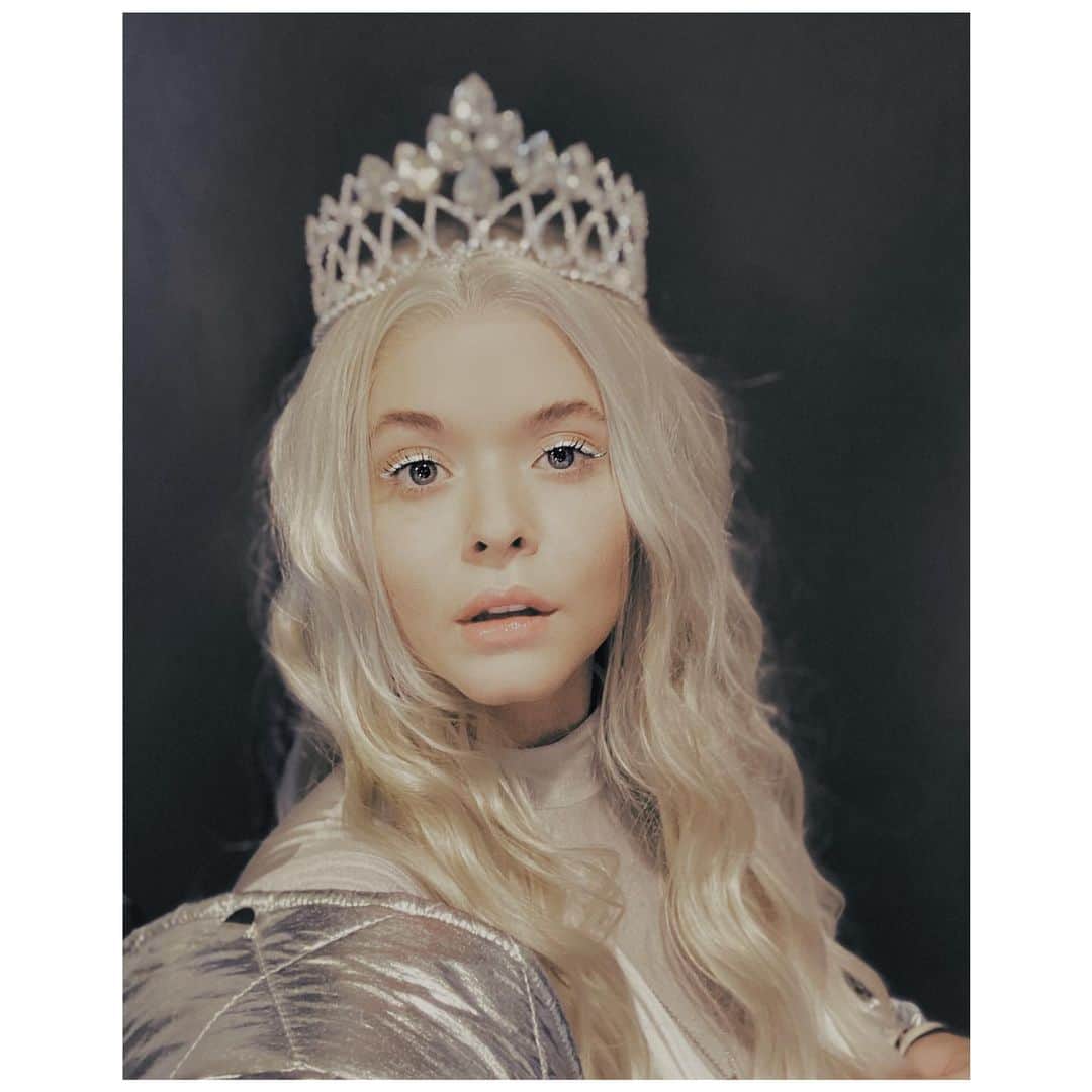 サーシャ・ピーターズのインスタグラム：「Last minute Halloween costume...go with what you know. #iceprincess #sharkboyandlavagirl 🌬」