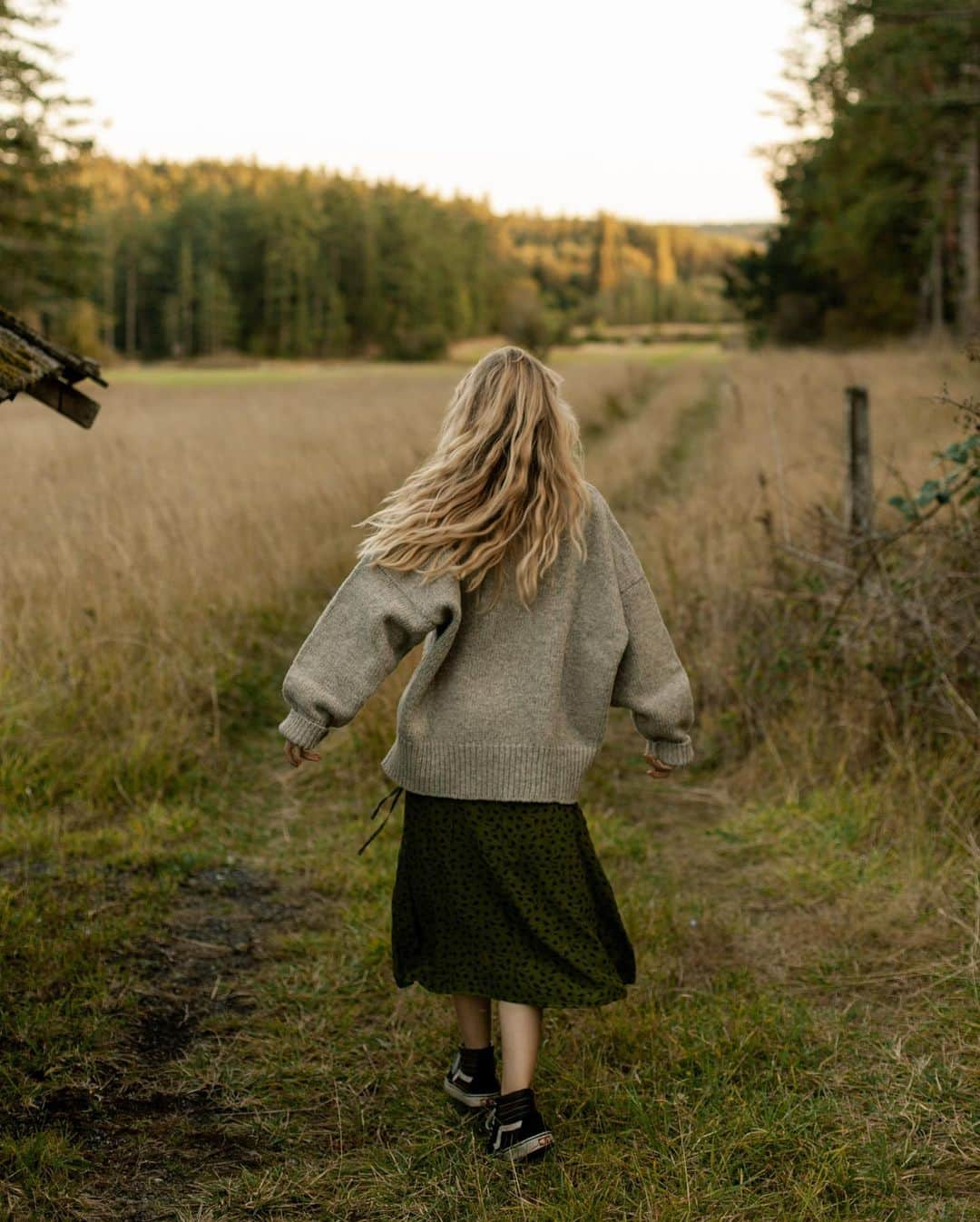 のインスタグラム：「Мой мастер класс по фотографии в Москве. 30 ноября и 1 декабря.🍂 ⠀ Раняя цена за оба дня мк: 9000 Если хочется посетить только один из них на ваш выбор: 5500 ✨Класс рассчитан на начинающий-средний уровень.  Программа мастер класса и что вам понадобится: День 1 - Все о фотографии и съемке (общая продолжительность мк 4 часа с одним перерывом) ✨Вступление: как я начала снимать, пленка или цифровая фотография и что меня вдохновляет на фотографию ✨Стилизация и идеи: где брать идеи для съемок, как я готовлюсь к съемке, как я делаю подробный бриф для себя, модели и стилиста. Как подбирать вещи для сьемки, где брать позы, как вдохновляться, а не копировать. Как создавать историю из минимальных возможностей. ✨Съемка: как работать с естественным освещениям, не бояться сложного или тусклого света, как сделать любое освещение выигрышным для фотографии, как подобрать свет для определенного типа лица и цвета одежды. Как настроить камеру (базовые знания простым языком) и в каких форматах снимать и почему. ✨Модель: работа с моделью или с собой (если вы модель для своих фото), как сделать фото живым, а не замершим. Как стилизовать съемку зависимо от того, кого вы снимаете. ✨Процесс: как снимать в студии или дома и подготовиться самостоятельно. Как снимать на природе и что использовать, что всегда брать с собой, что может выручить и помочь с минимальным набором оборудования. ✨Процесс сьемки для клиента: что должно быть оговорено и как общаться с клиентом и моделью во время с сьемки ✨Оборудование: расскажу и покажу что я использую и почему ✨Проблемы с которыми вы можете столкнуться: недостаток идей или вдохновения, вещей, креативности. Как помогать себе продолжать то, что хочется делать, даже если у вас минимум бюджета и возможностей.Проблемы освещения, погоды, настроения модели и так далее. 💫День 2 Обработка фотографии (общая продолжительность мк 4 часа с одним перерывом) ✨Учимся видеть цвет: практический урок по работе с цветом, примеры цветокоррекциии, света и контраста ✨Работа в Adobe Lightroom: базовые знания и настройки, импортирование, редактирование, тонирование, экспорт и организация фото. Создание пресетов и их использование. (ПРОДОЛЖЕНИЕ В КОММЕНТАРИЯХ」