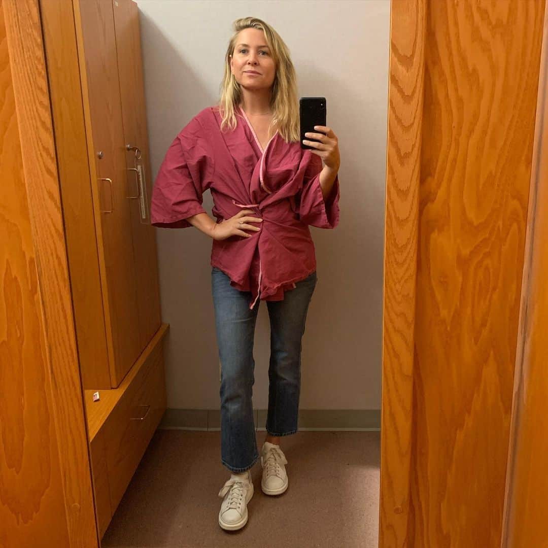 ジェシカ・キャプショーのインスタグラム：「💖 I was saving this picture to post in October while it was Breast Cancer Awareness month. Then before I knew it October was over. Gaaaahhhhhh!! 💖  I’ll keep this short and sweet and mammogram chic... Know your history, schedule your mammograms, and help support all of your friends and family to do the same.」
