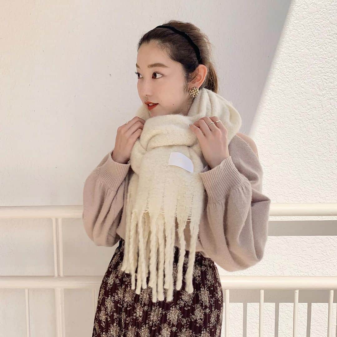 mina hinokuchiのインスタグラム：「. ☞スワイプで巻き方3種類載せてます♪ . アウターと一緒にgetしたい 寒い日の必需品ストール🧣 今年のストールもふわふわ〜でとっても可愛い♡♡ . #whoswhochico #salonbychico #フーズフーチコ #ルミネ横浜 #横浜 #ストール　#ストール巻き方 #ストールの巻き方」