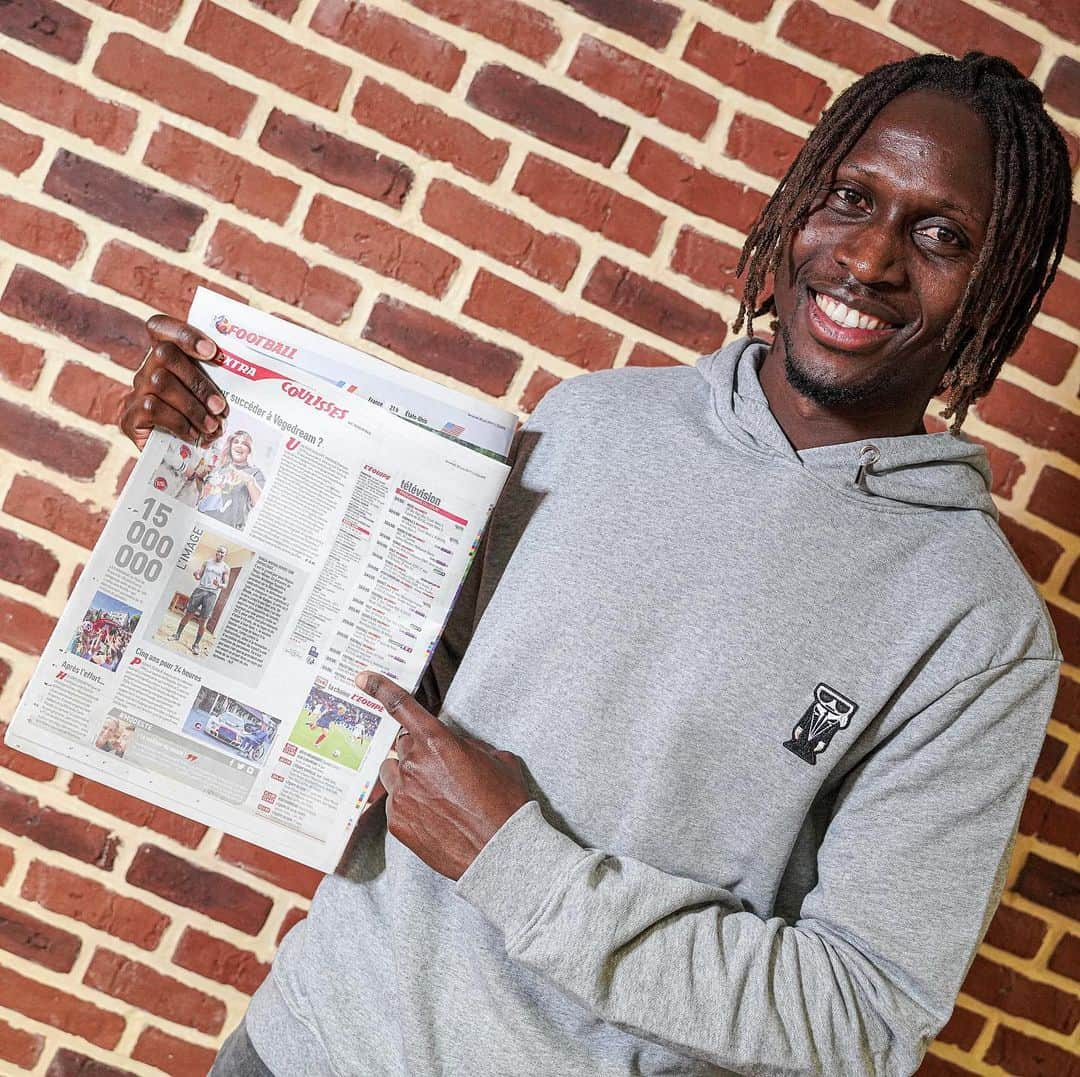 マプ・ヤンガ＝ムビワのインスタグラム：「📰😀🇫🇷🇨🇫 Grande fierté que le journal @lequipe relate le travail accompli par mon @association_yangambiwa pour les enfants de Centrafrique. 👶🏿 Petit article du 28 juin,  jour de l’inauguration officielle à Bangui et interview complète le 30 juin sur le site l’Equipe. 📸🎥 Je remercie mon petit frère @ck____90 pour son implication, la qualité de ses photos et son film documentaire à retrouver sur la page youtube de l’association. 🙏🏿」