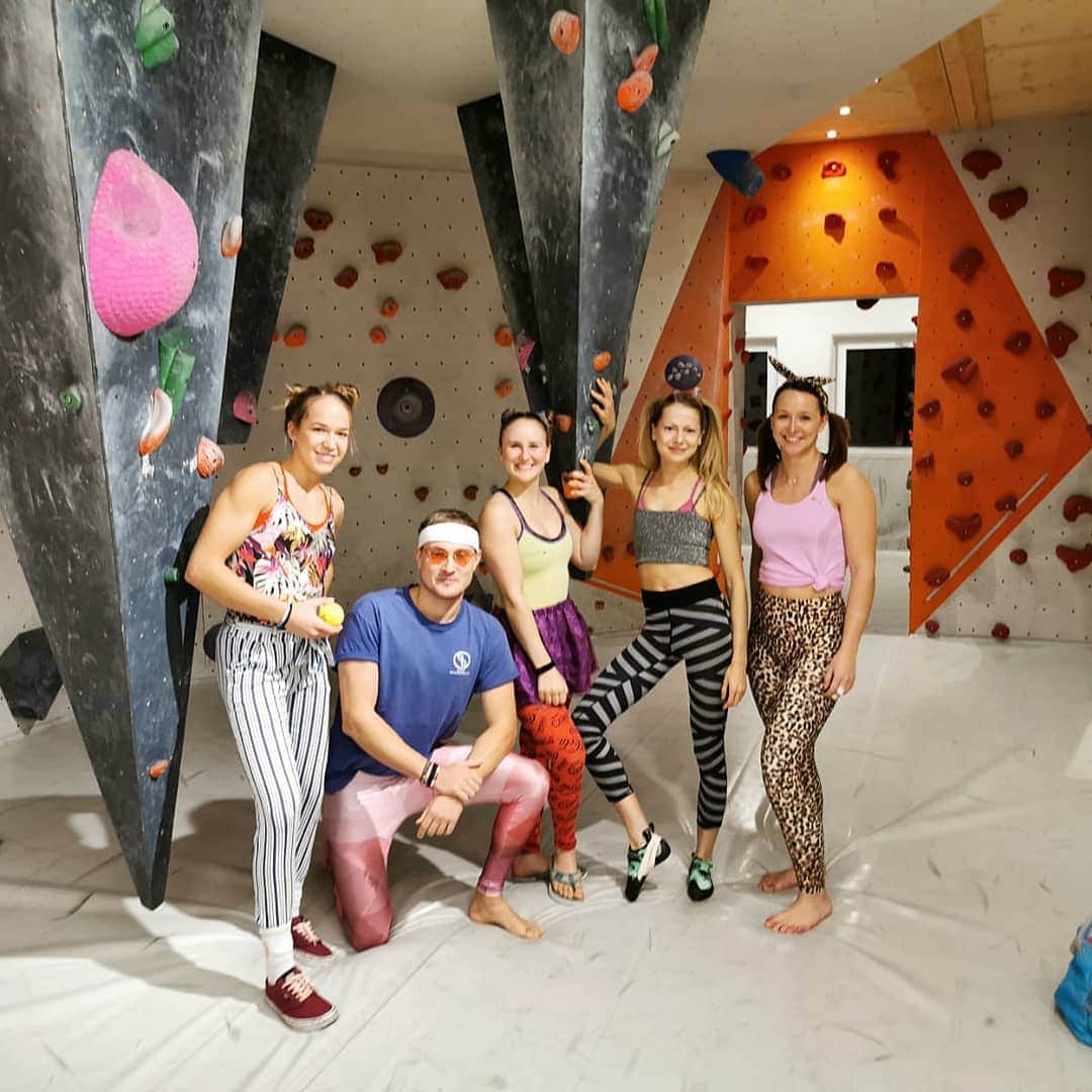 ハンナ・シューベルトのインスタグラム：「Cool blocs, good music & great company led to a fun night at the bad taste party @steinblock_boulderhalle yesterday😄👏🎉 Thanks for good times everyone ✌️」